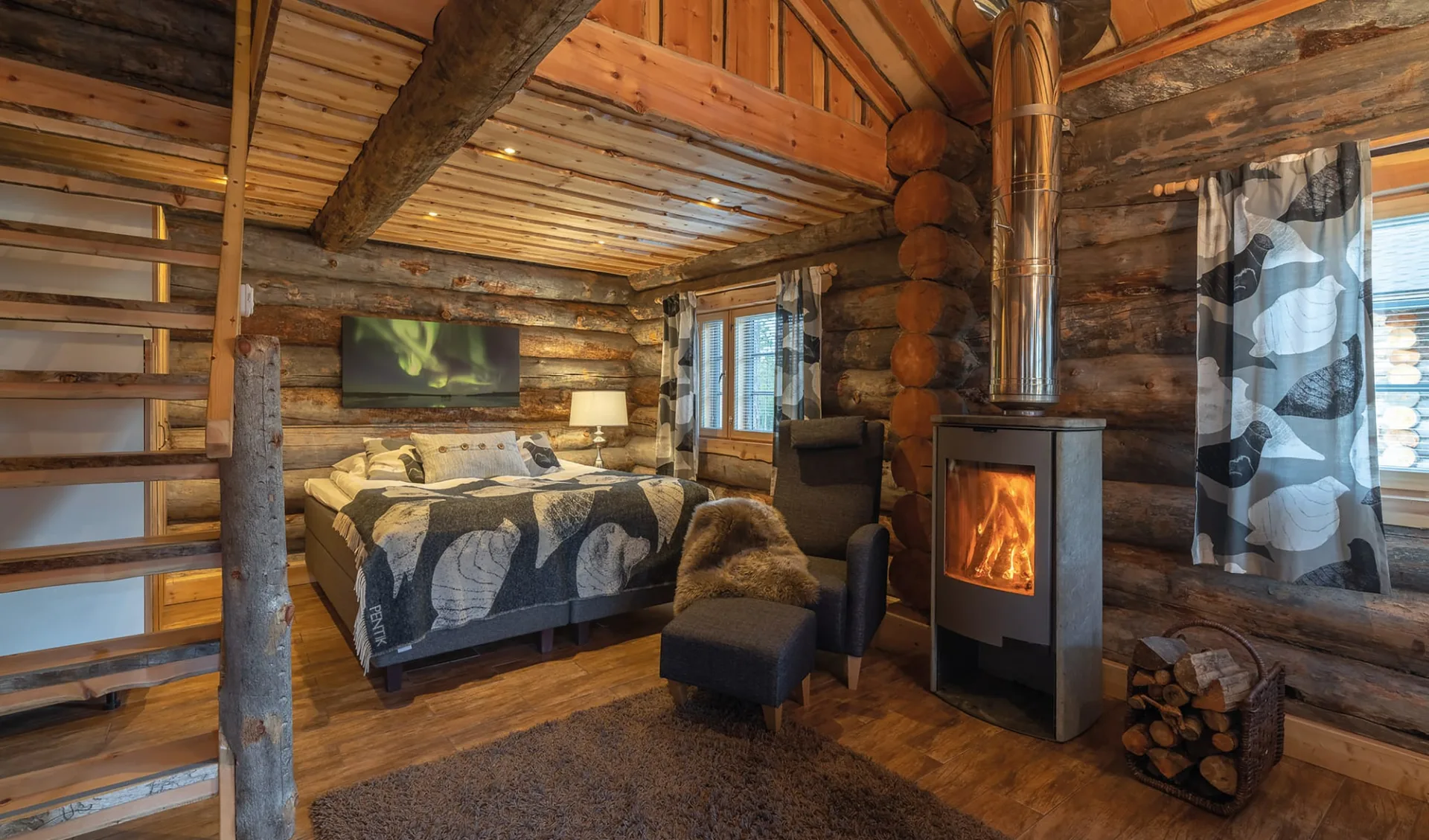 Nellim ab Ivalo: 78_WildernessHotelNellim_logcabin_fireplace