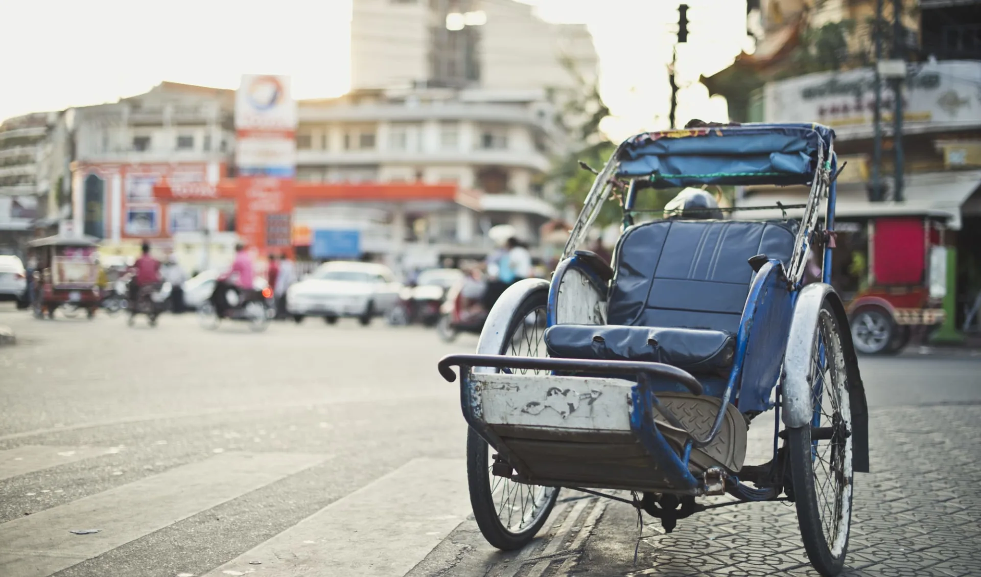 Das Weltwunder Angkor aktiv erleben ab Siem Reap: Cambodia - A cyclo parked on the side street