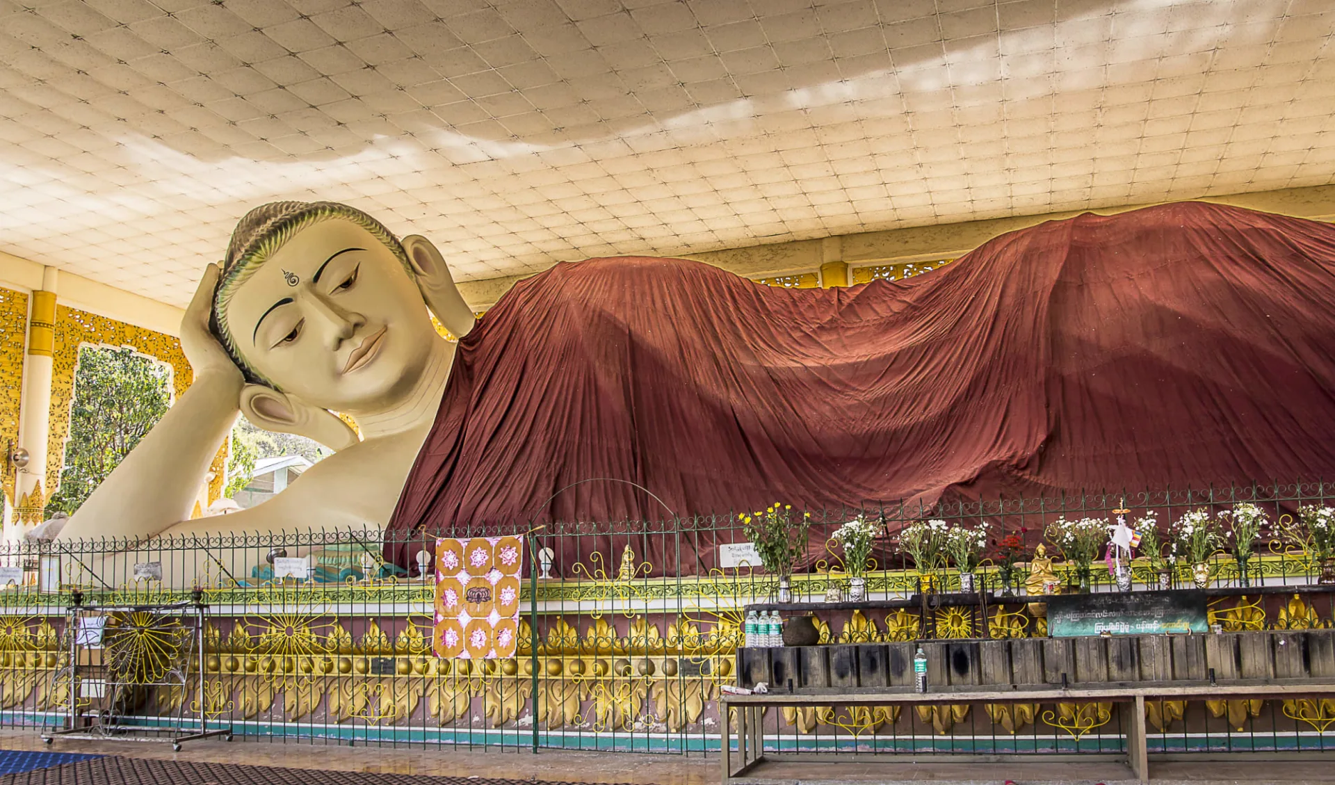 Kayah - Reise in eine verborgene Welt ab Inle Lake: A giant Buddha at Taung Kwe Paya in Loikaw