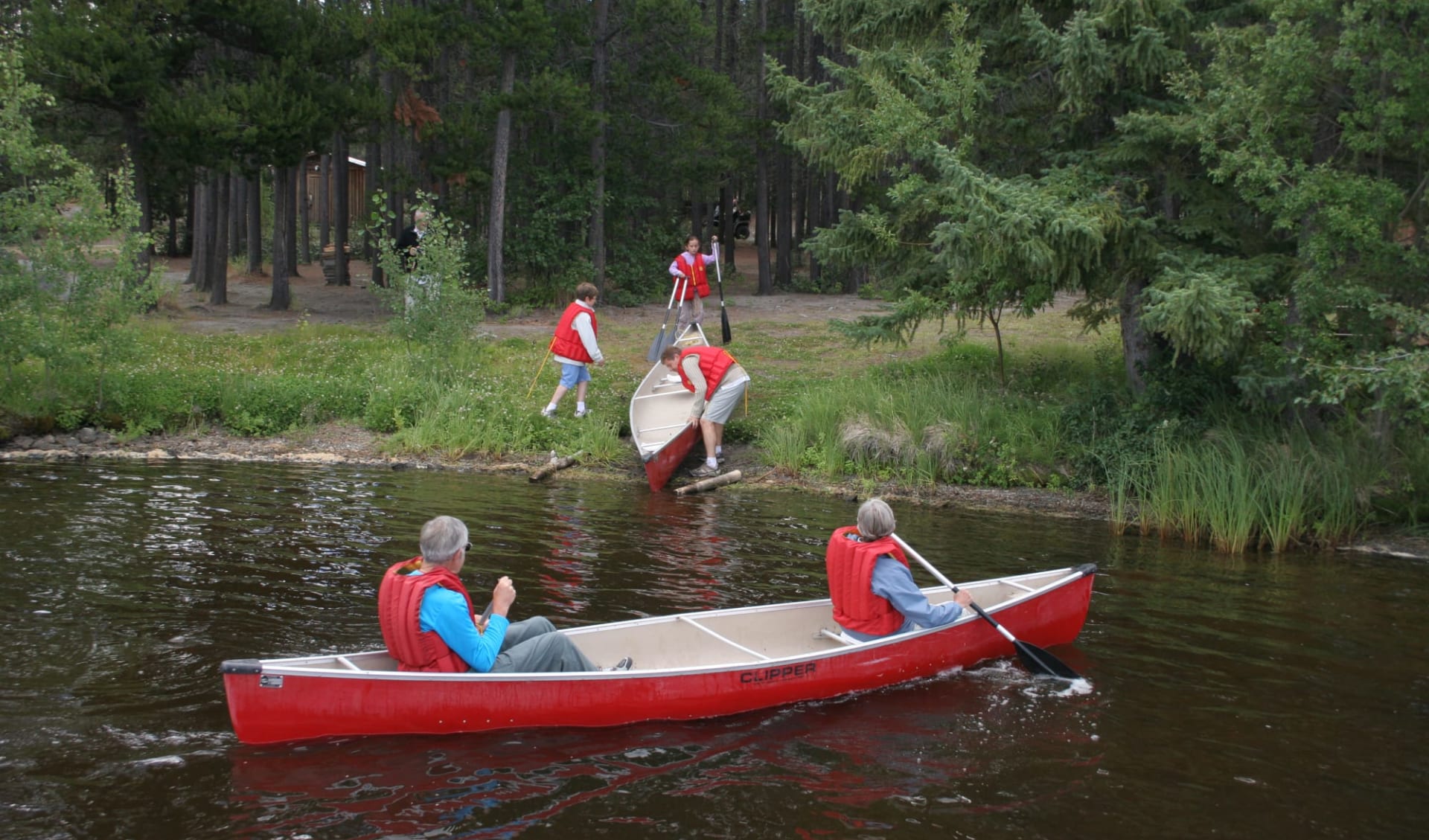 Wal- und Grizzly-Abenteuer mit dem Kajak ab Port McNeill: activities: ClearwaterLakeLodge_Canoeing