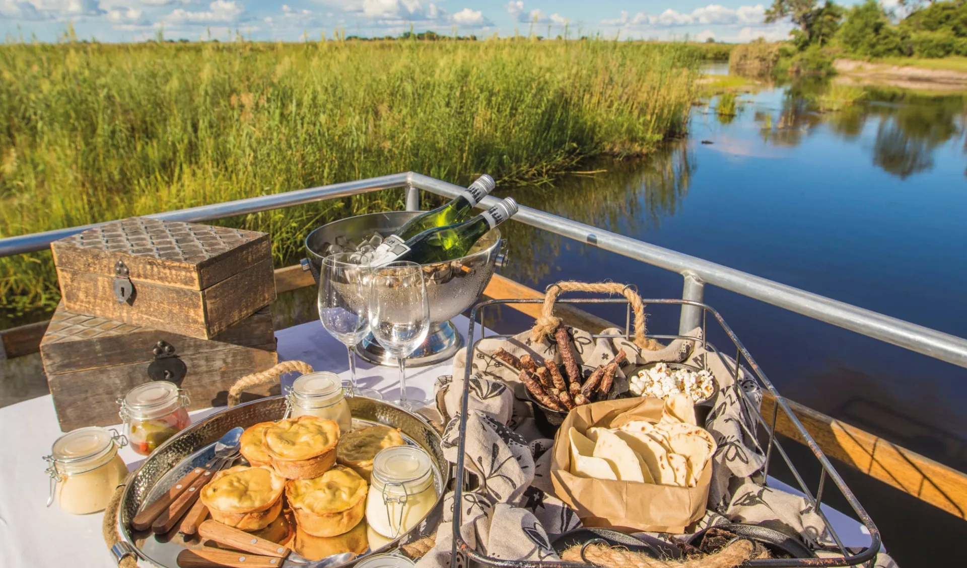 Nambwa Tented Lodge in Zambesi (Caprivi):  Nambwa Tented Lodge - Sundowner auf dem Boot