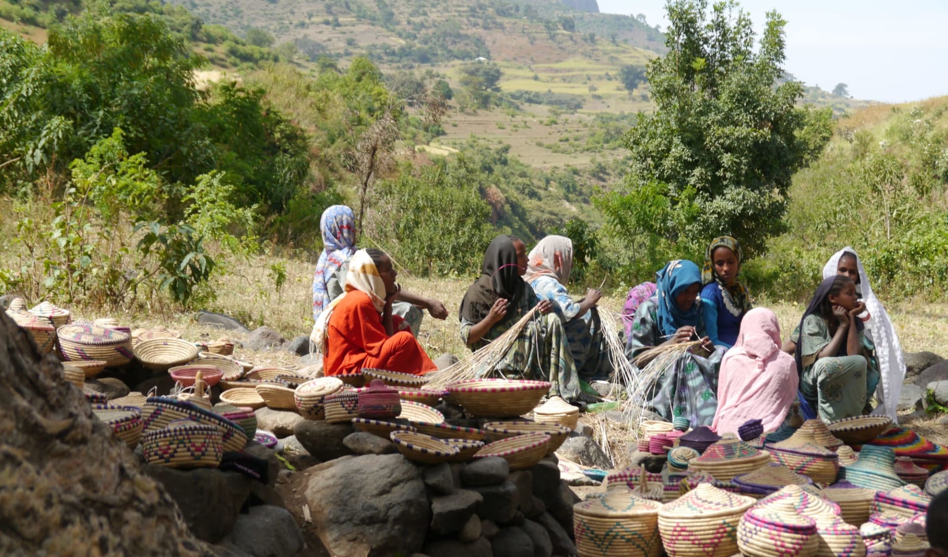 Simien Mountains Trekking ab Addis Abeba: African women braiding colorful baskets in the Simien Mountains