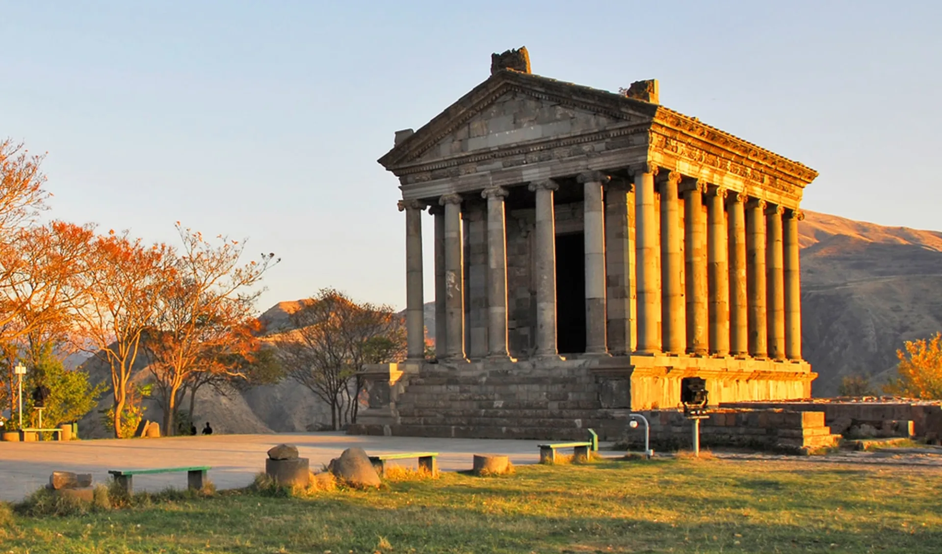 Blumenpracht in Armenien ab Yerewan: Armenien_Garni Tempel_Armintour