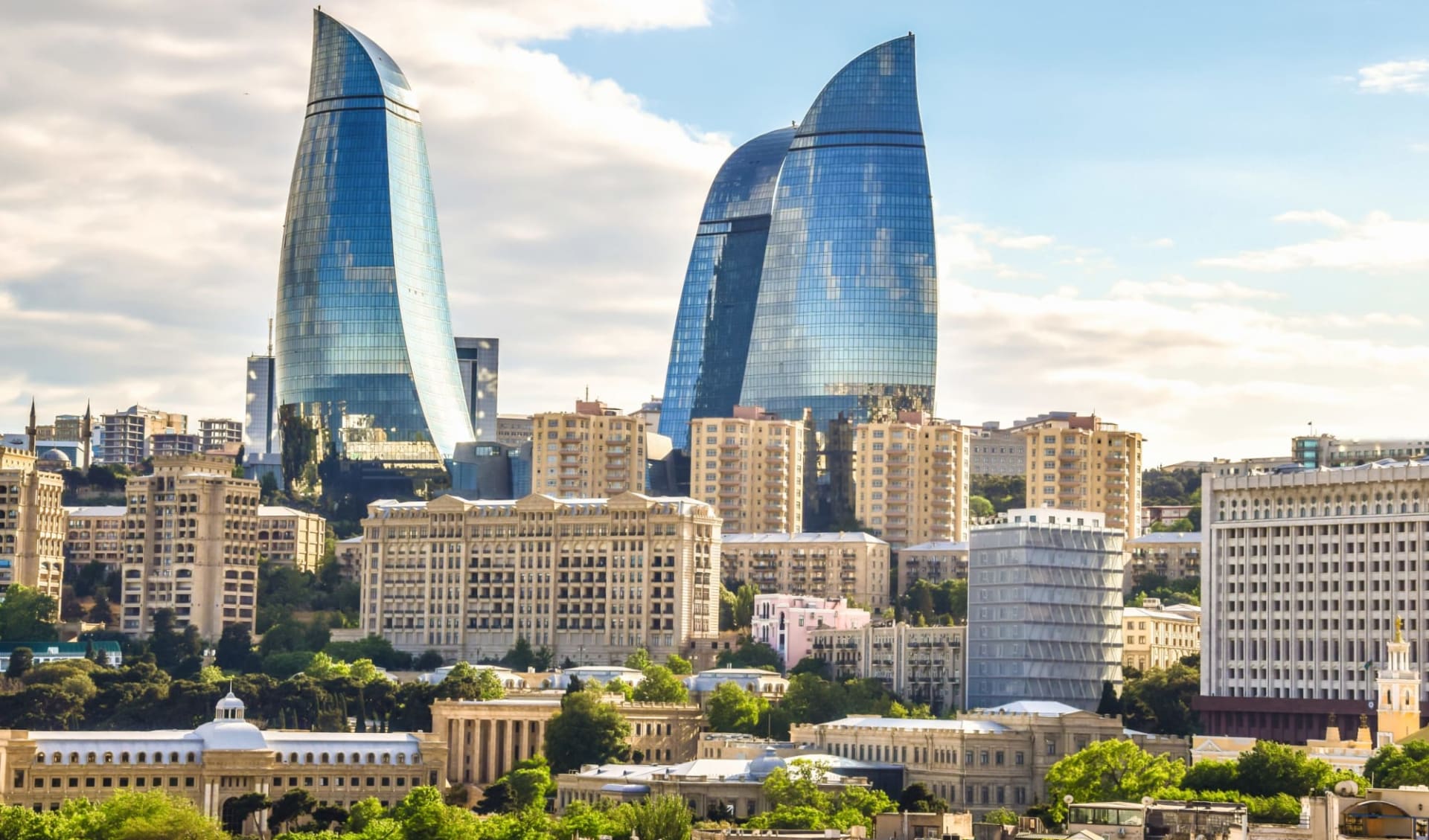 Aserbaidschan entdecken ab Baku: Aserbaidschan_Baku_Flaming_Tower_shutterstock_1103017691_tenkl