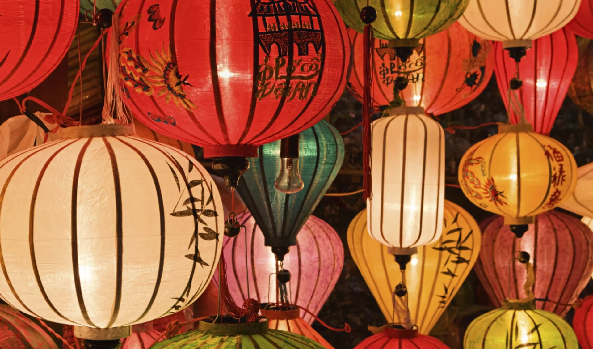 Höhepunkte Vietnams ab Hanoi: Hoi An: Asian (Chinese / Vietnamese) traditional silk hanging lanterns