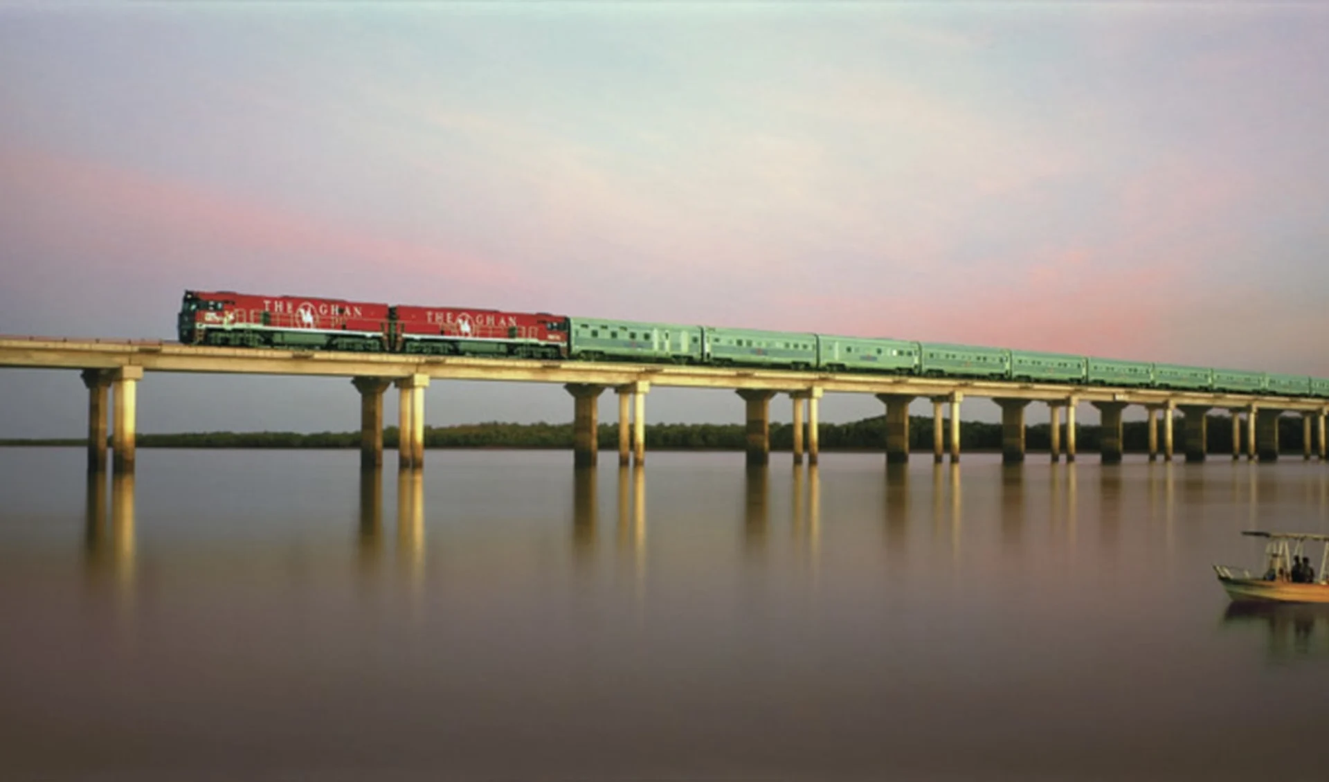 The Ghan von Adelaide bis Darwin: Australien - Bahnreisen - The Ghan auf Brücke mit Wasser