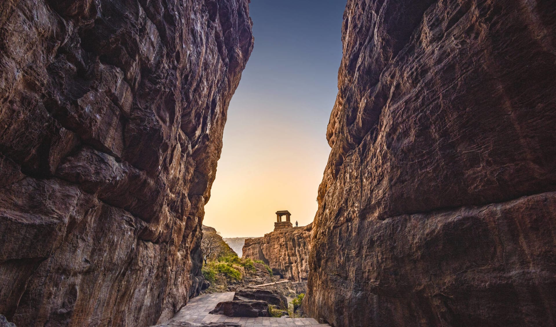 Karnatakas kulturelles Vermächtnis ab Goa: Badami: Entrance for lower and upper Shivalaya