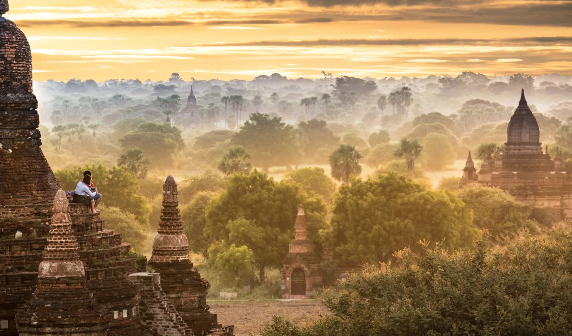 Myanmar - Land der Tempel und Pagoden ab Mandalay: Bagan Sunrise with tourist in the early morning