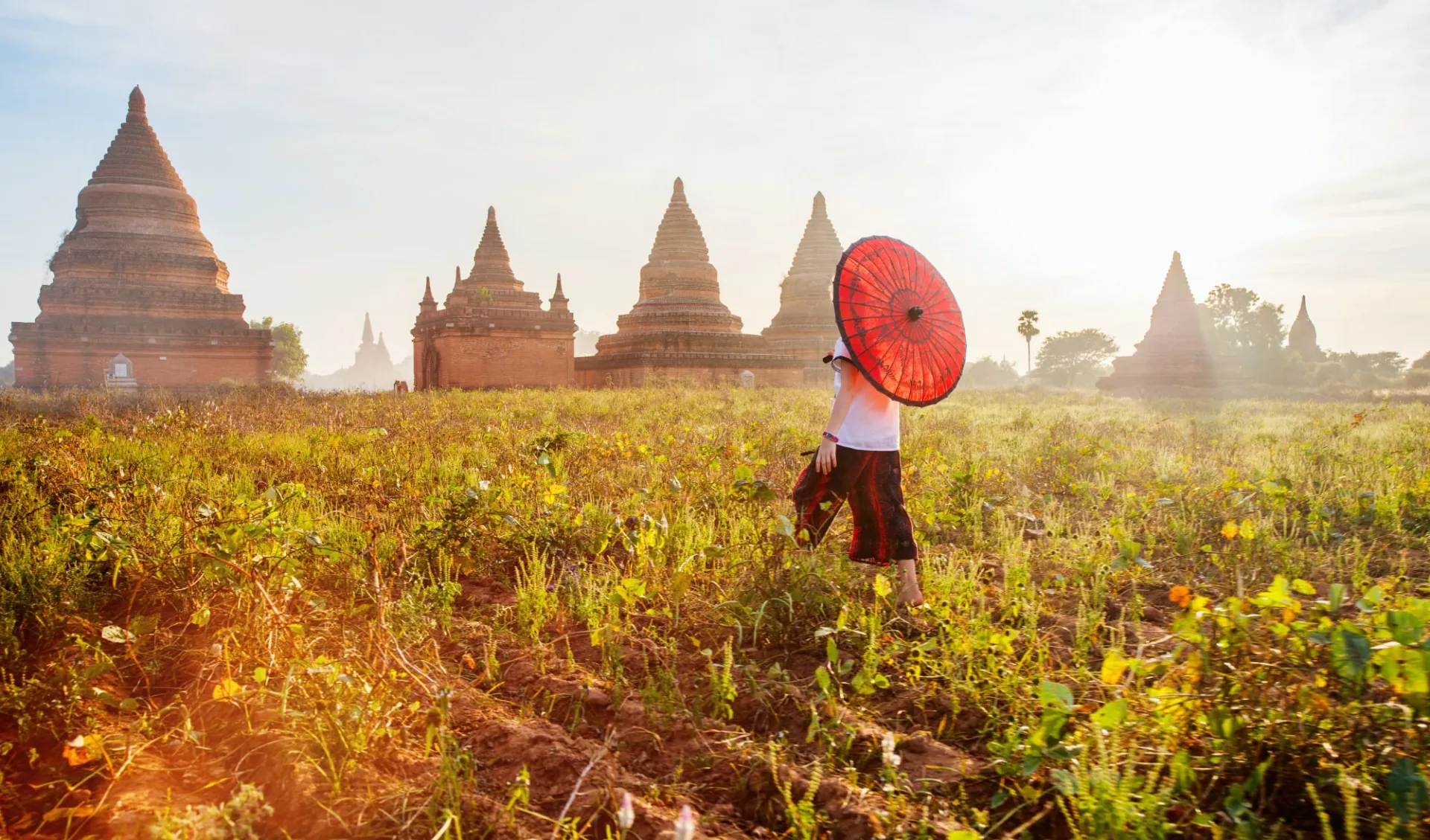 Faszination Myanmar - Ein Land im Wandel ab Naypyitaw: Bagan Young girl with traditional burmese parasol