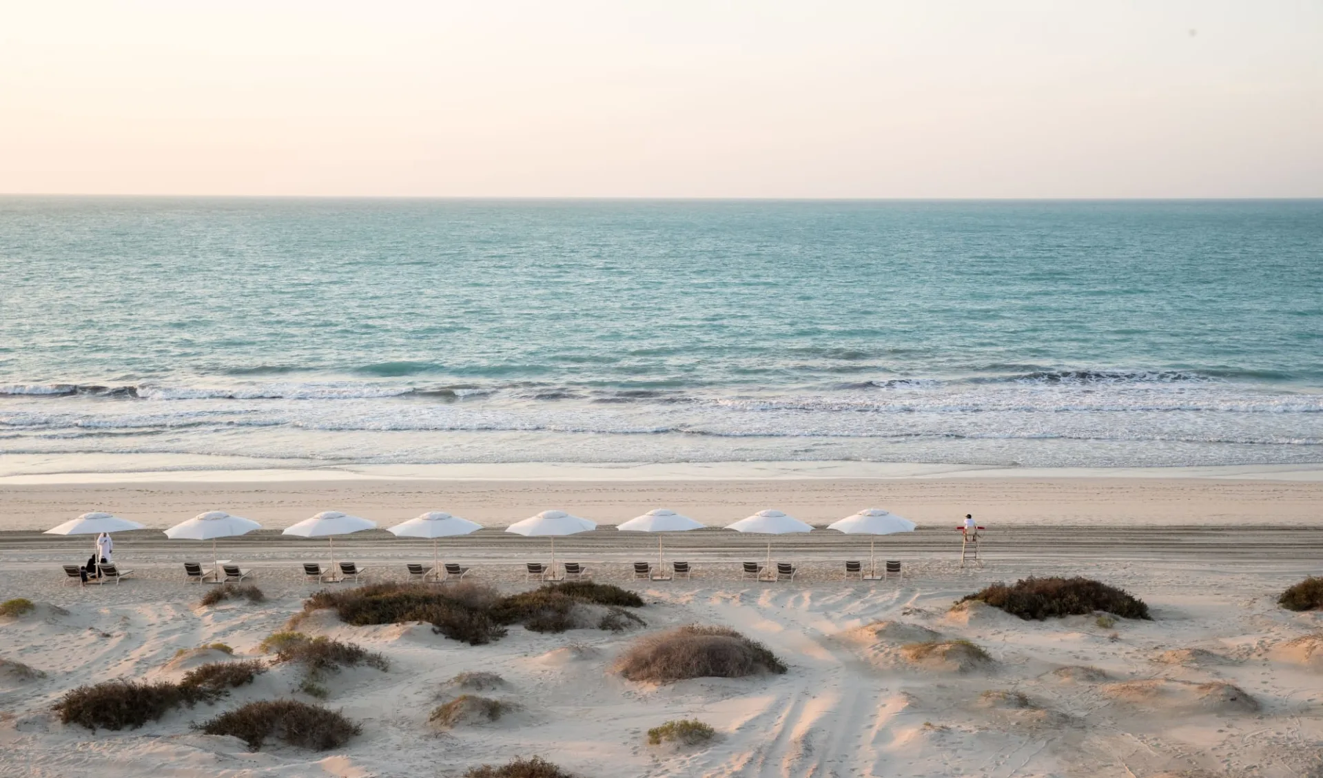 Jumeirah Saadiyat Island Resort in Abu Dhabi: beach: 