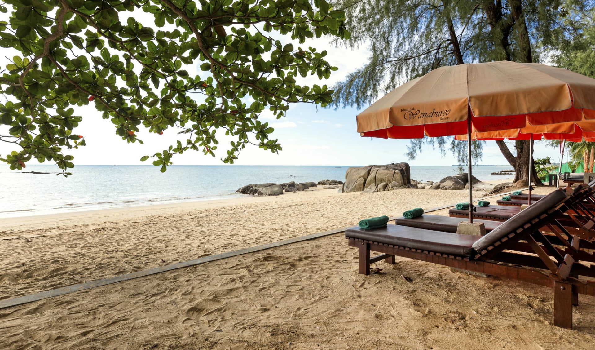 Wanaburee Resort in Khao Lak: Beach