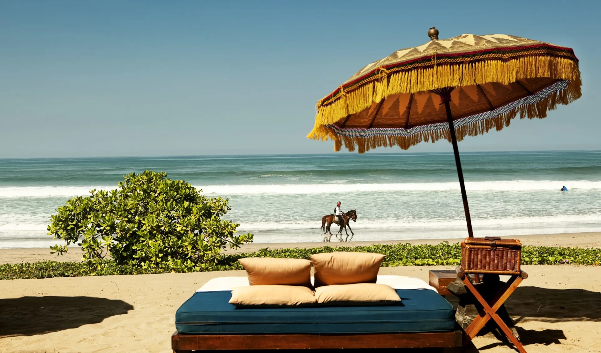 The Oberoi Beach Resort, Bali in Südbali: Day bed by the beach