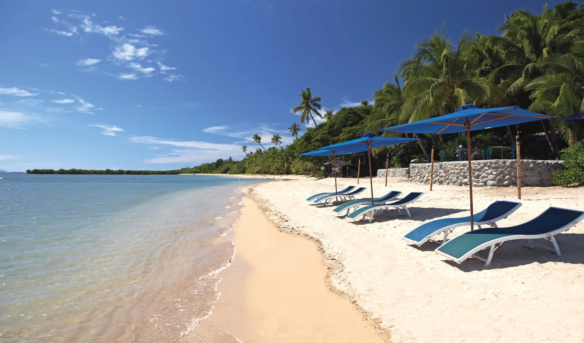 First Landing Beach Resort in Lautoka:  First Landing Beach Resort - Strand mit Liegestühlen