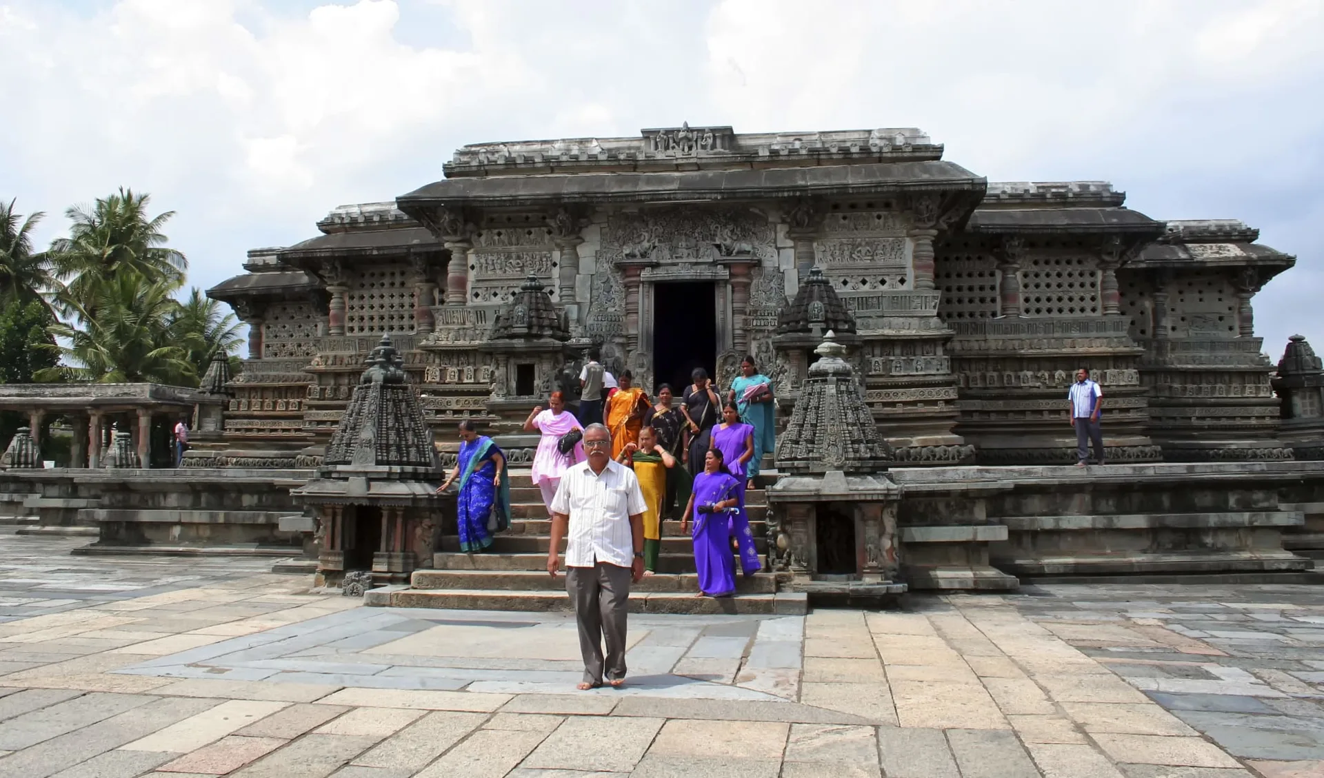 Kulturschätze Karnatakas ab Bengaluru: Belur: temple with local tourists