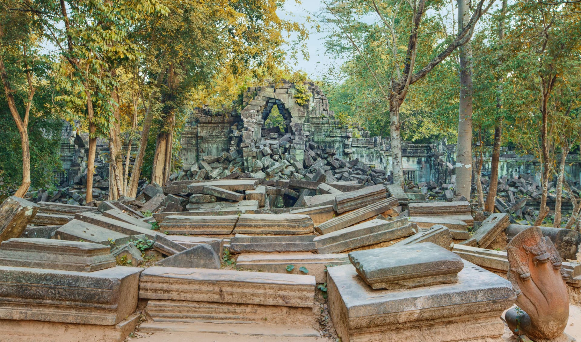 Spektakulärer Bergtempel Preah Vihear ab Siem Reap: Siem Reap: Beng Mealea Temple ruines in the middle of jungle forest