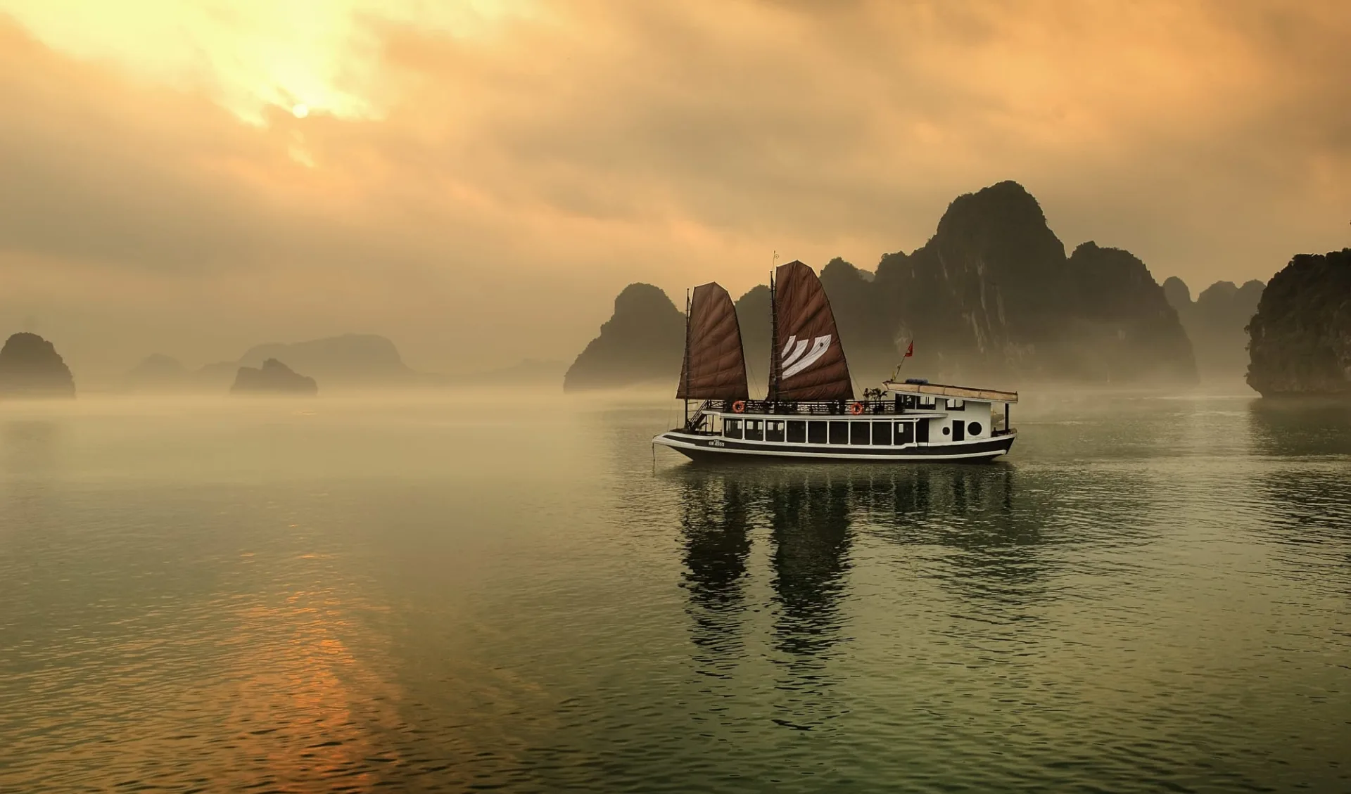 Halong Bucht Kreuzfahrten mit «Legend Halong» Privatboot ab Hanoi: exterior: Bhaya Legend while sunset