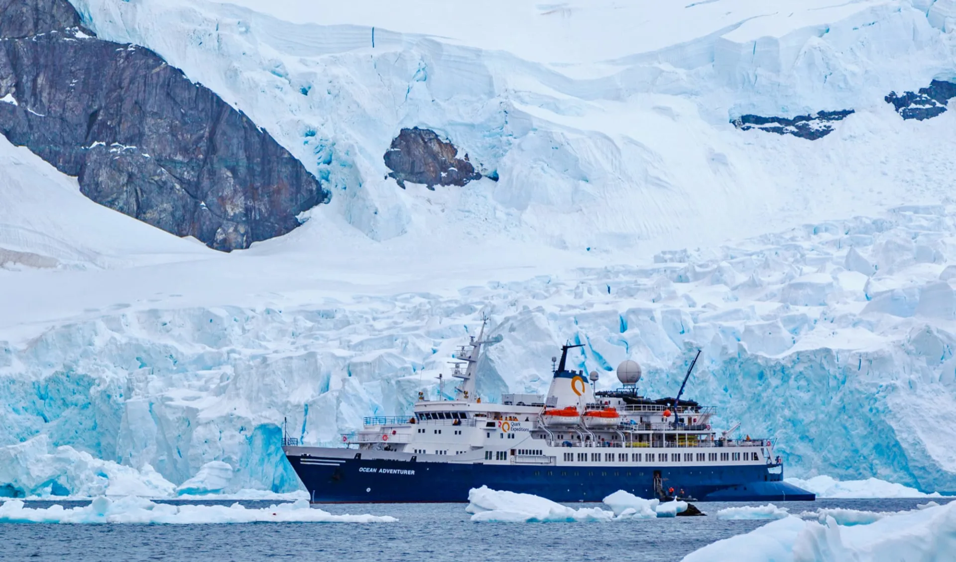 Südgeorgien und Antarktische Halbinsel ab Buenos Aires: Bild Seite 76 unten Quark Expeditions_Ocean Adventurer_Exterior_NickySouness-0684