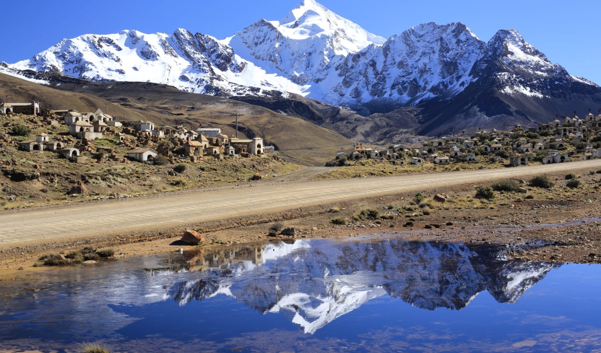 Salzsee und Silberstädte ab La Paz: Bolivien - Potosi - Dorf mit Bergmassiv