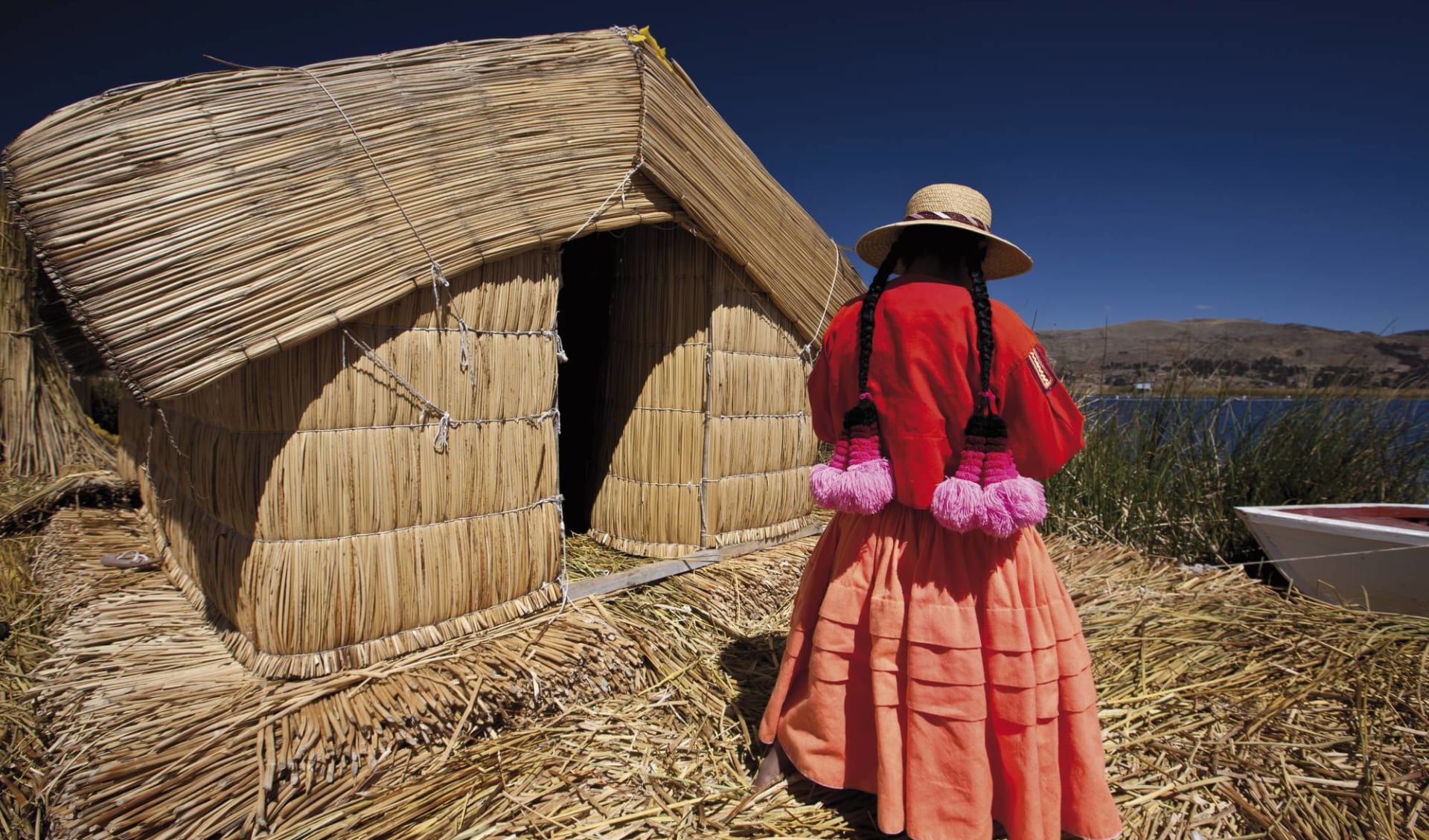 Pachamama ab Santa Cruz: Bolivien - Titicacasee - Frau vor Strohhütte