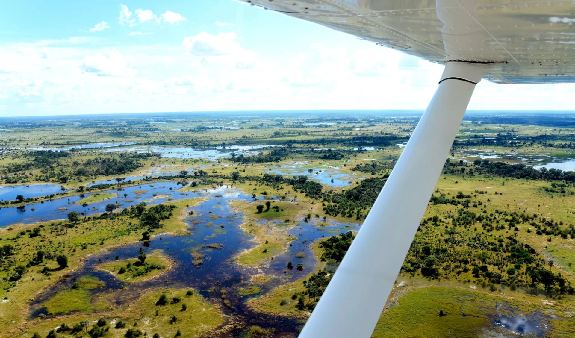 4 C's (Commerce, Conservation, Community & Culture) ab Kapstadt: Botswana - Okavango Delta - Aussicht Flugzeug