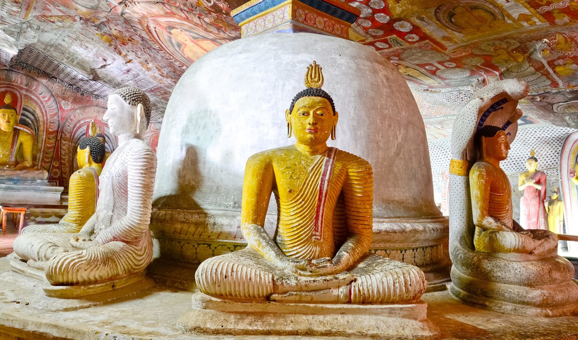 Sri Lanka im Sommer ab Colombo: Buddha Statues at Dambulla Cave Golden Temple