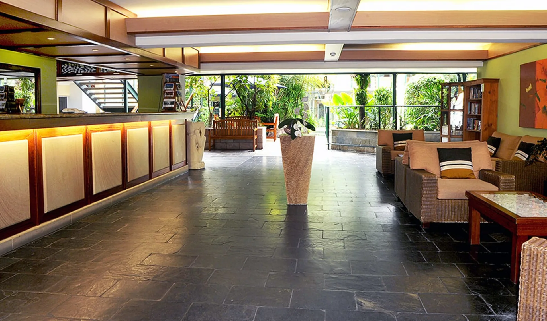 Bay Village Tropical Retreat in Cairns: Cairns_bay-village-tropical_lobby