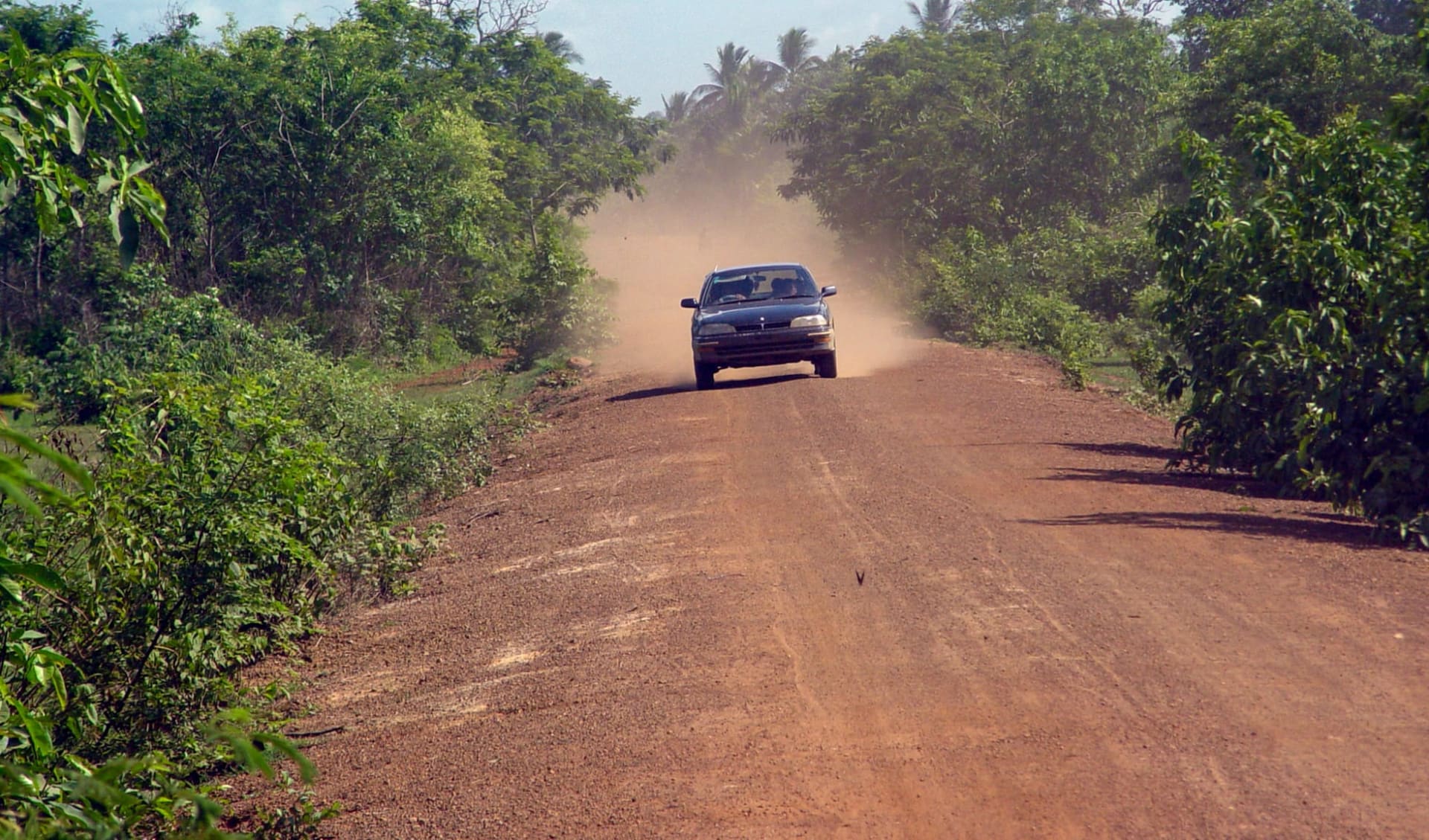 Überland von Phnom Penh nach Angkor: Cambodia country road