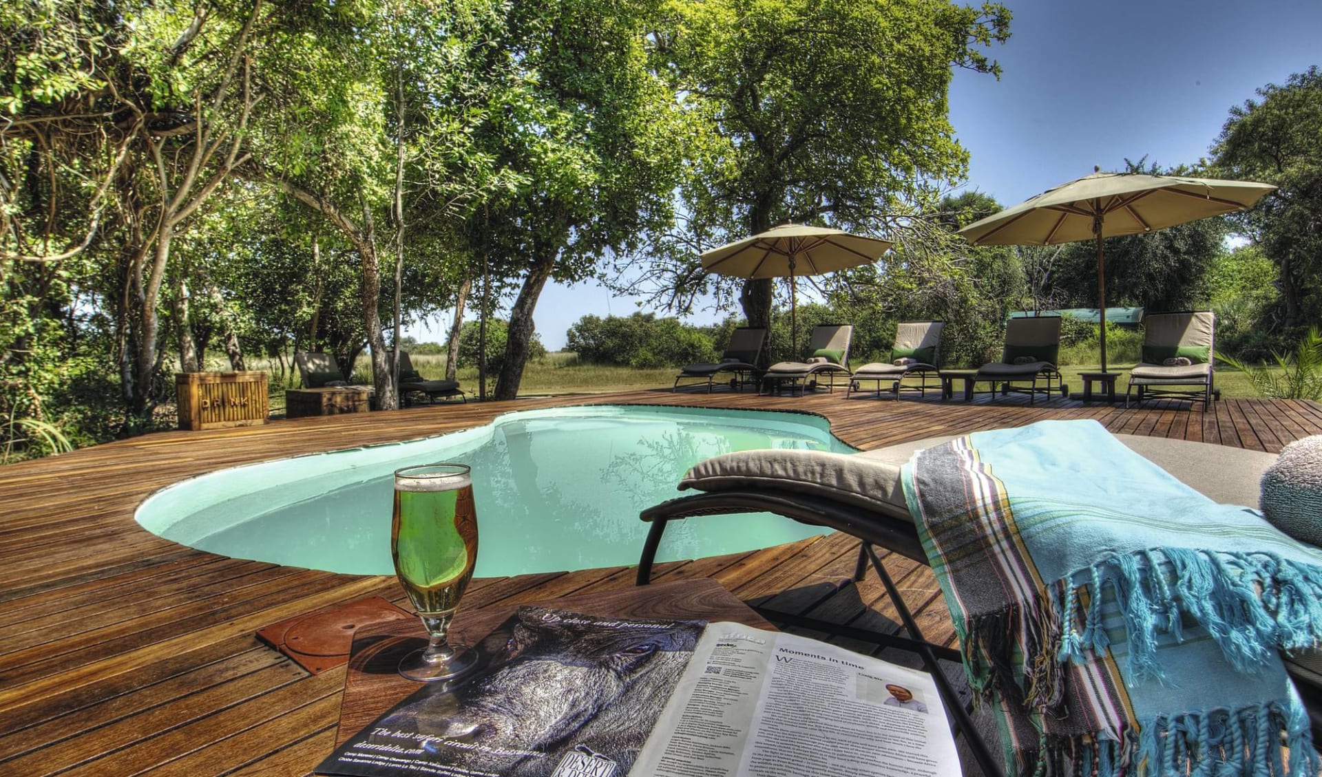 Best of Botswana Lodge Safari ab Kasane: Camp Okavango Pool und Terrasse