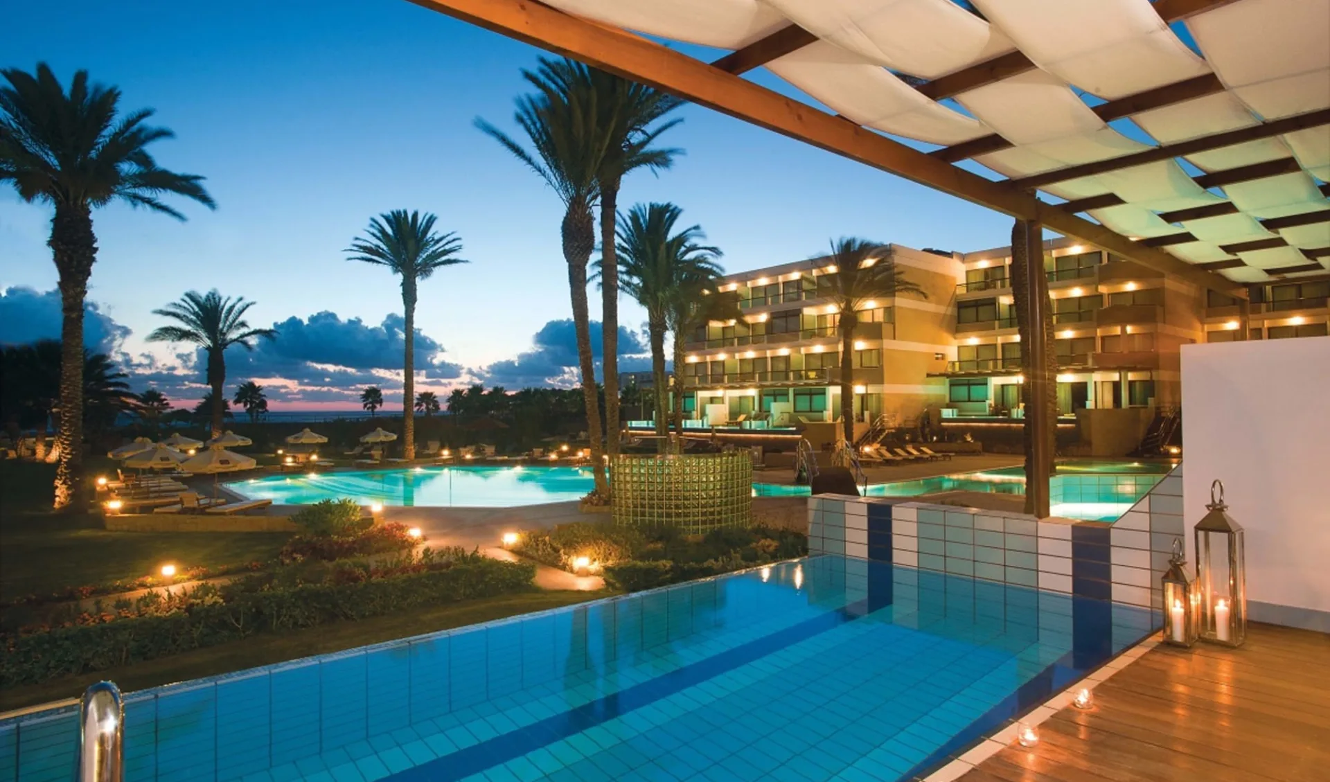 Badeferien im Constantinou Bros Asimina Suites Hotel ab Paphos: Constantinou Bros Asimina_7-ASIMINA-SUITES-HOTEL-NIGHT-POOL