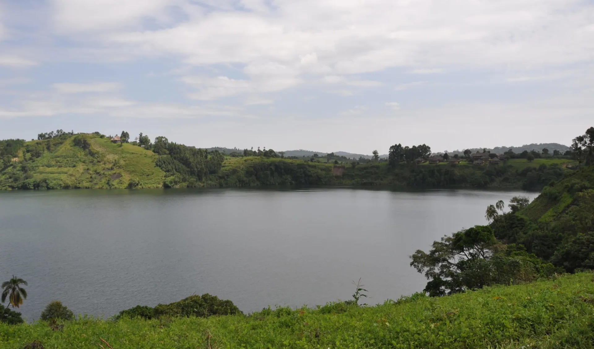 Uganda by bike ab Entebbe: Crater lake in Uganda