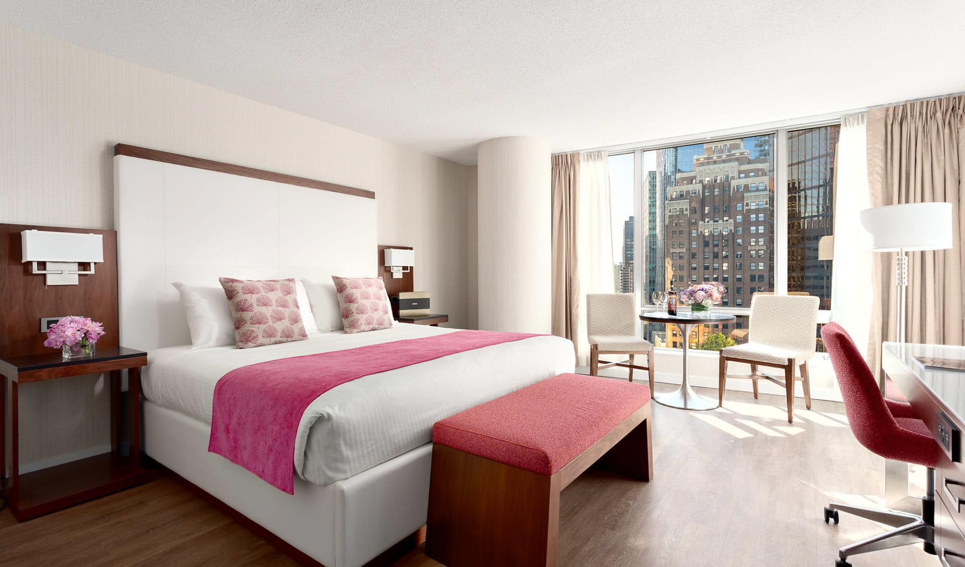 Auberge Vancouver Hotel: Deluxe City View Room