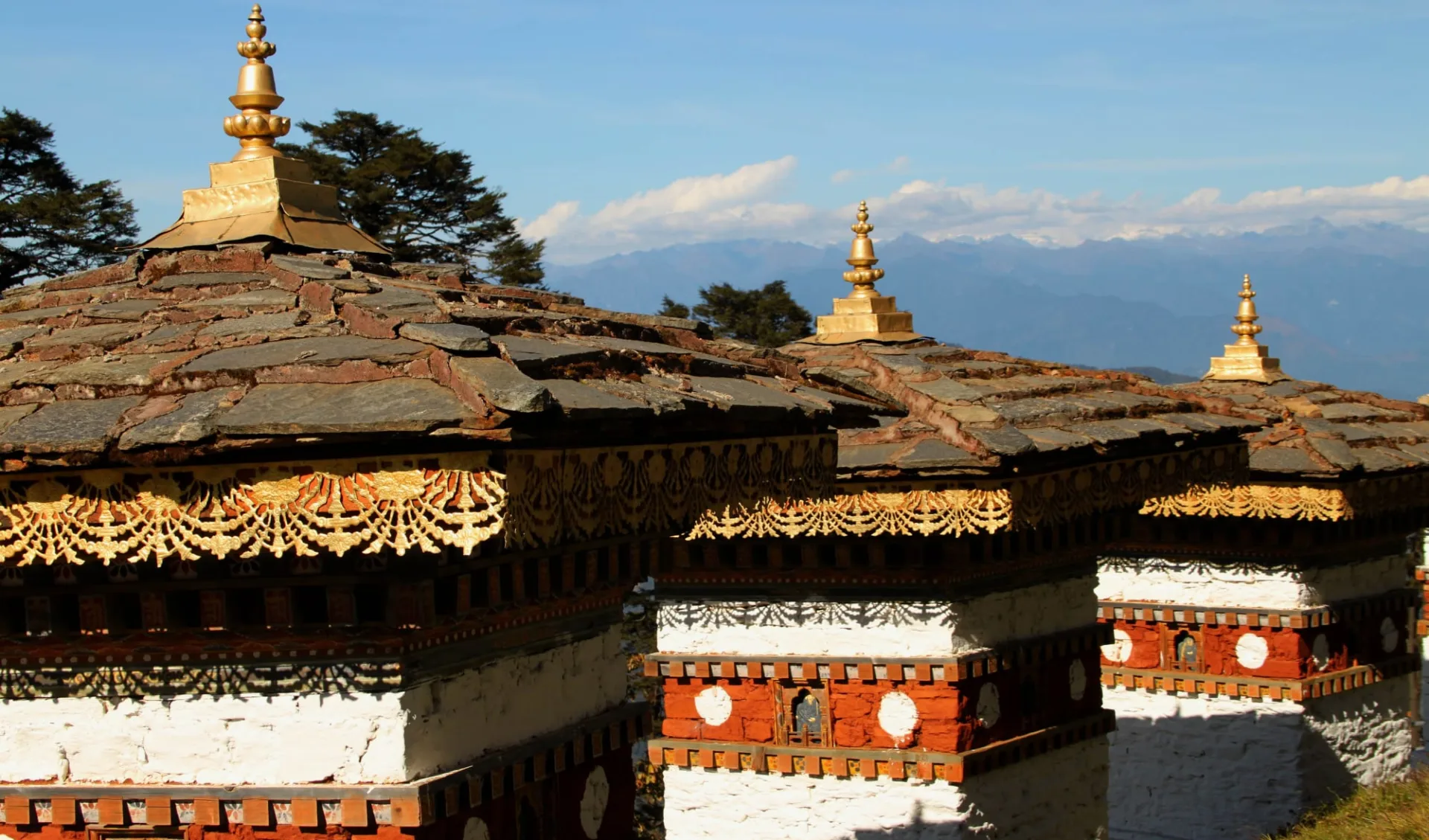 Bhutan aktiv erleben ab Paro: Dochula Pass Chortens