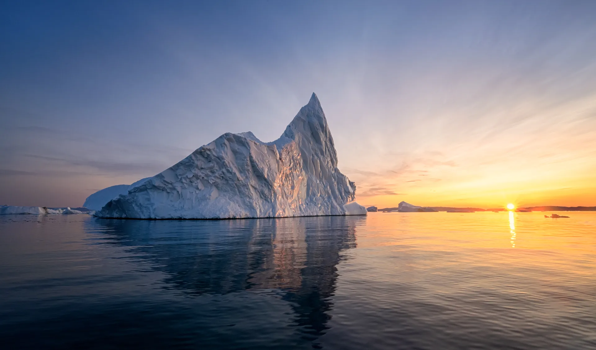 Abenteuer Nordwestpassage - Im Kielwasser Grosser Entdecker (Kurs West) ab Reykjavik: Eisberg im Sonnenuntergang