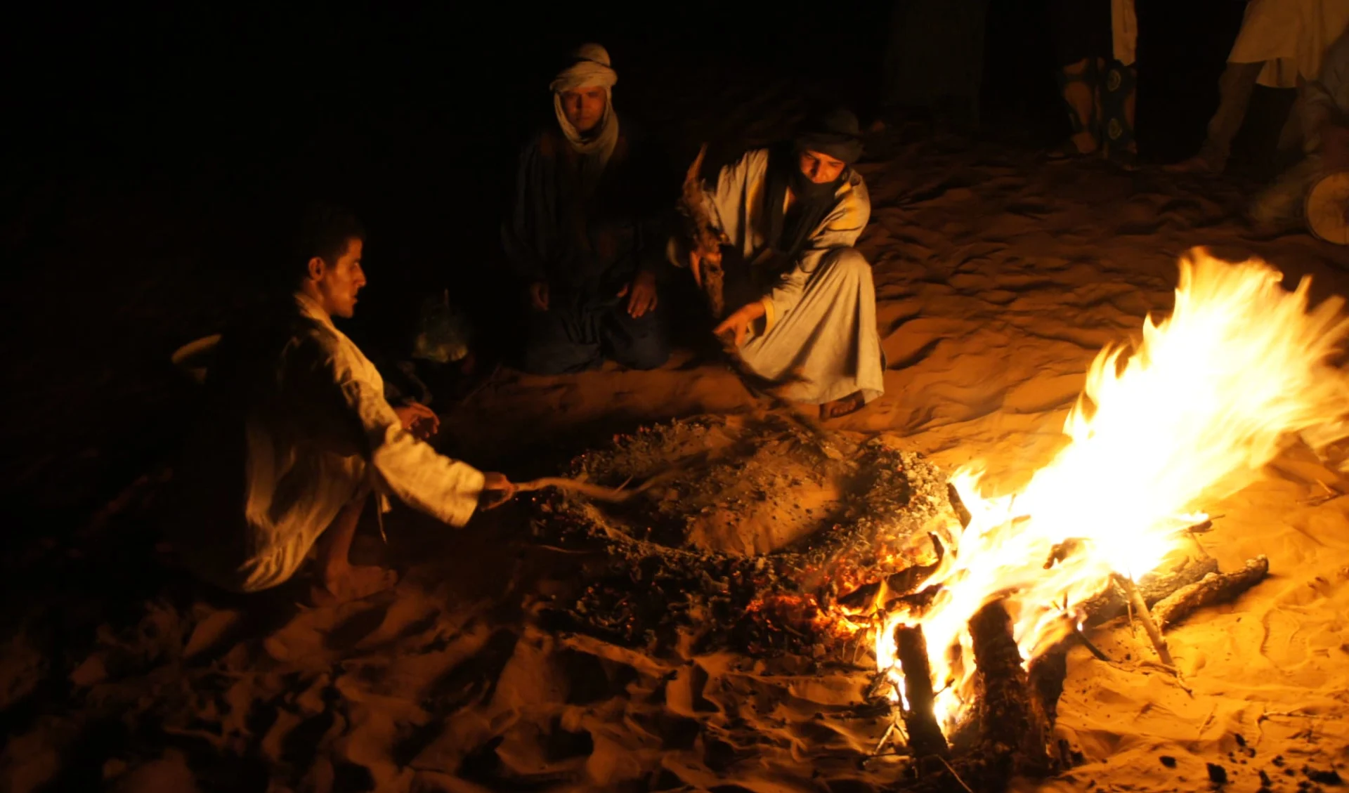 Camel Trekking ab Mhamid: Erg Chegaga bonfire 