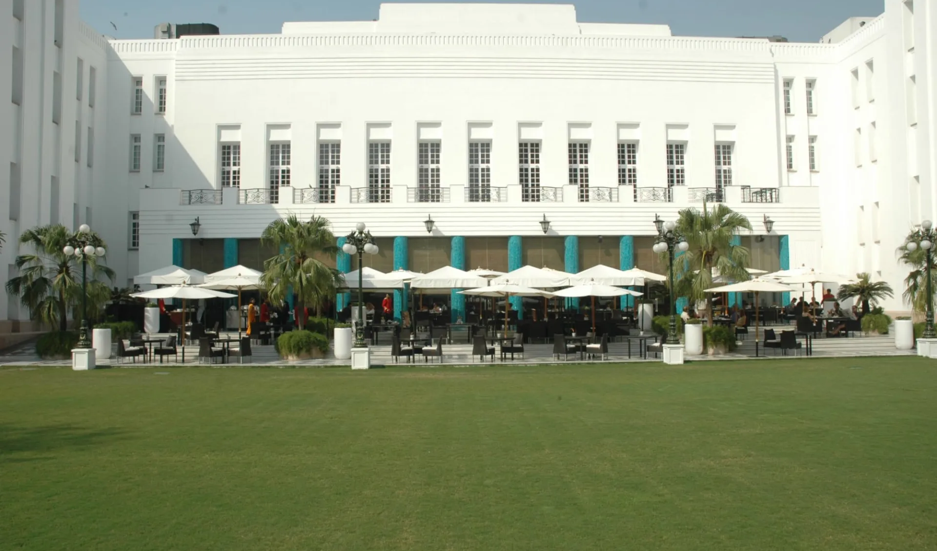 The Imperial New Delhi: 1911 lawns with blue pillars