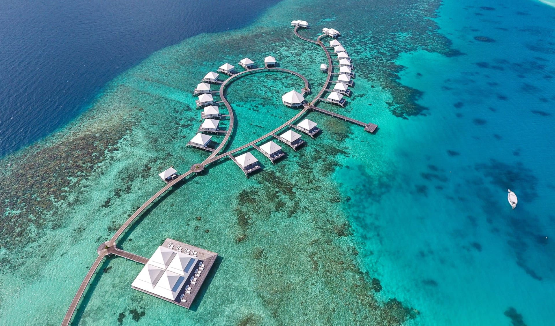 Diamonds Thudufushi in Ari-Atoll:  