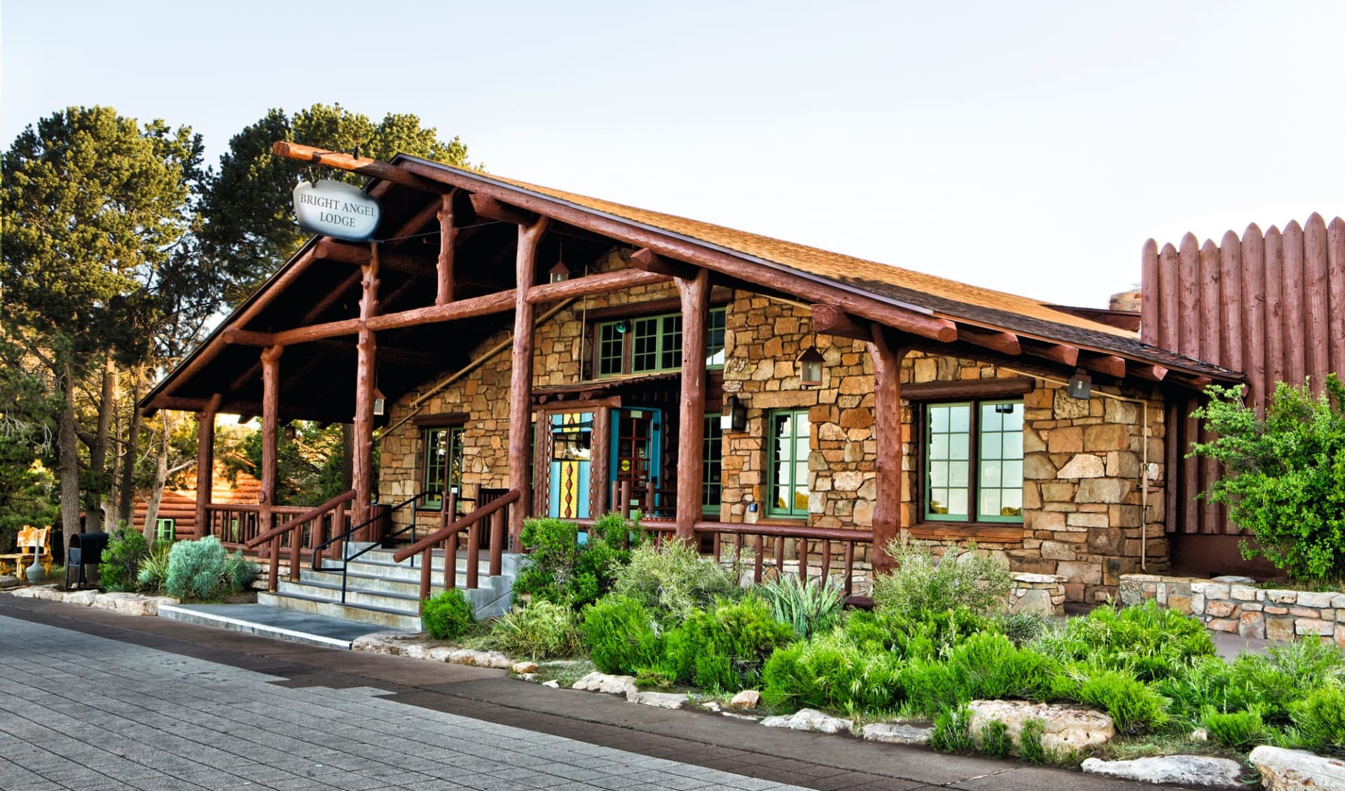 Bright Angel Lodge in Grand Canyon Nationalpark:  Bright Angel Lodge_Aussenansicht_RMHT