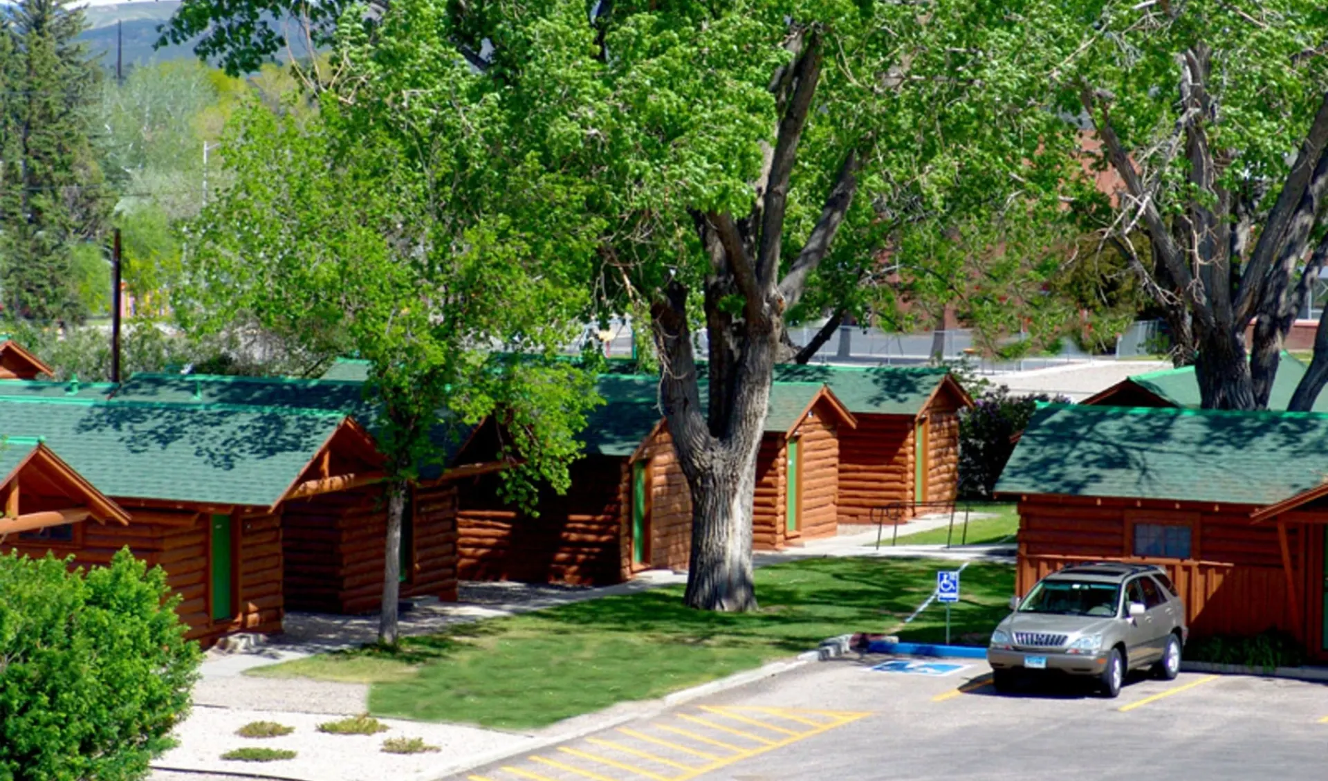 Buffalo Bill Cabin Village in Cody:  Buffalo Bill Village Cabins, Cody_Aussenansicht bei Tag_Bonotel