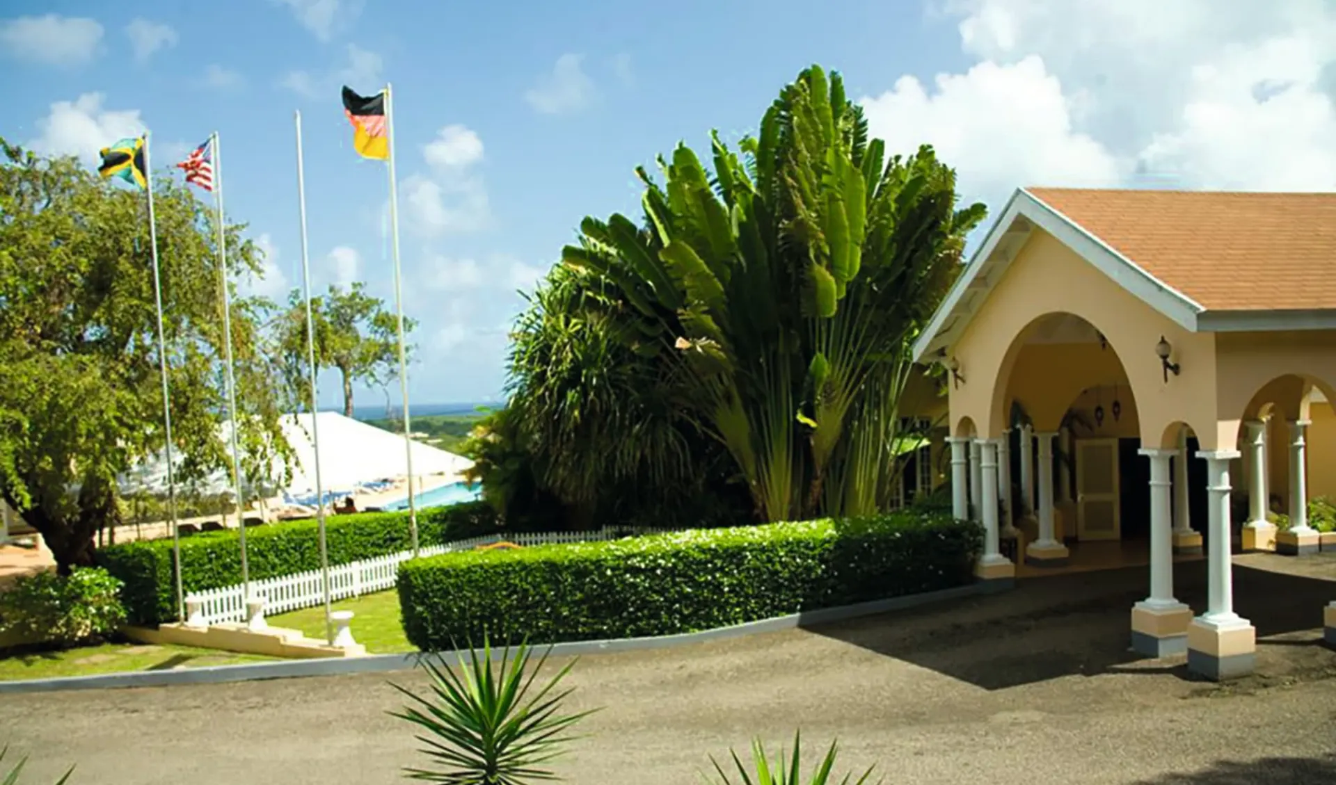 Cardiff Hall in Runaway Bay:  Cardiff Hall Jamaica - Hoteleingang c Caribic Vacations