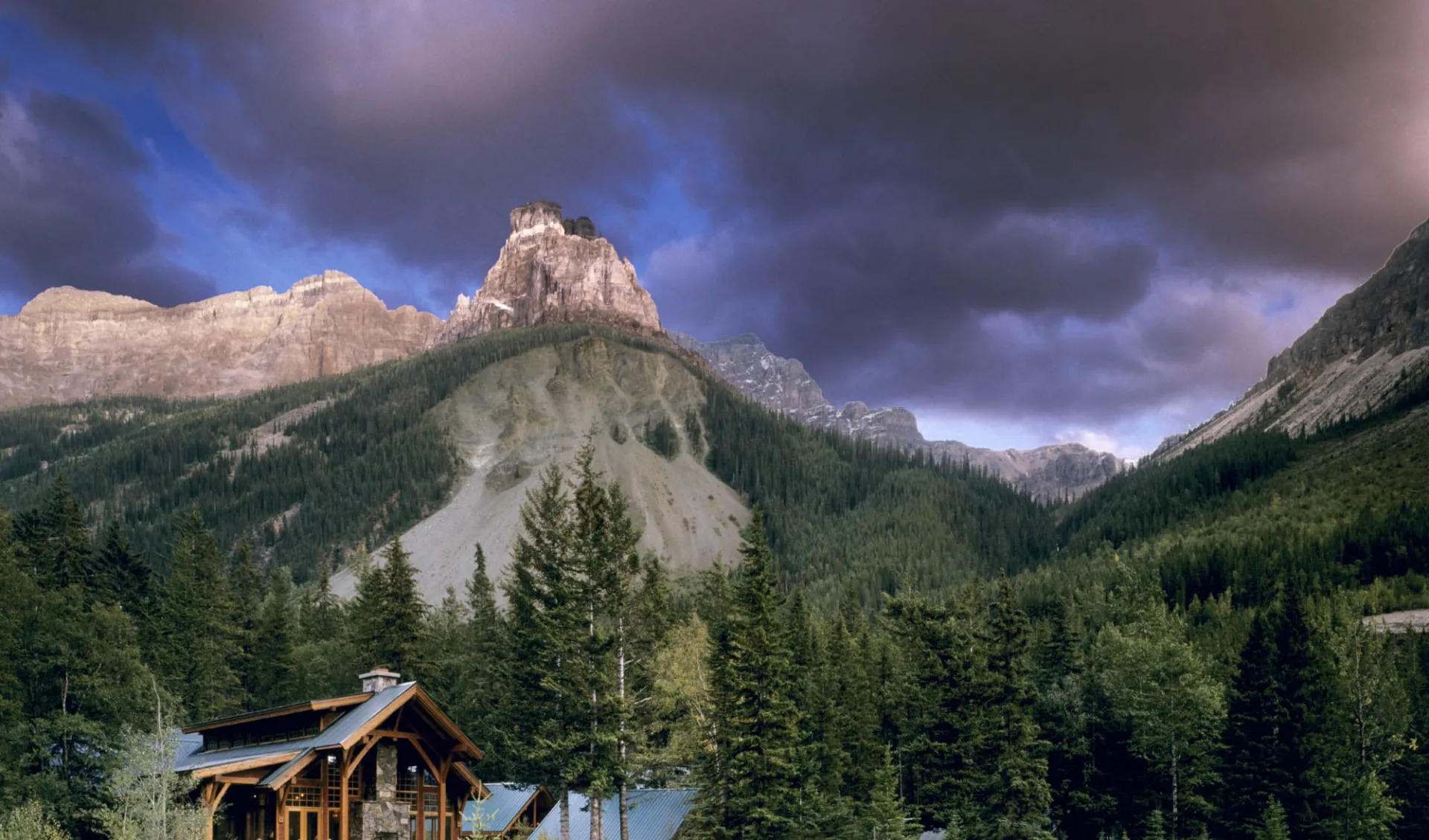 Cathedral Mountain Lodge in Field:  Cathedral Mountain Lodge_AussenansichtMitBergen