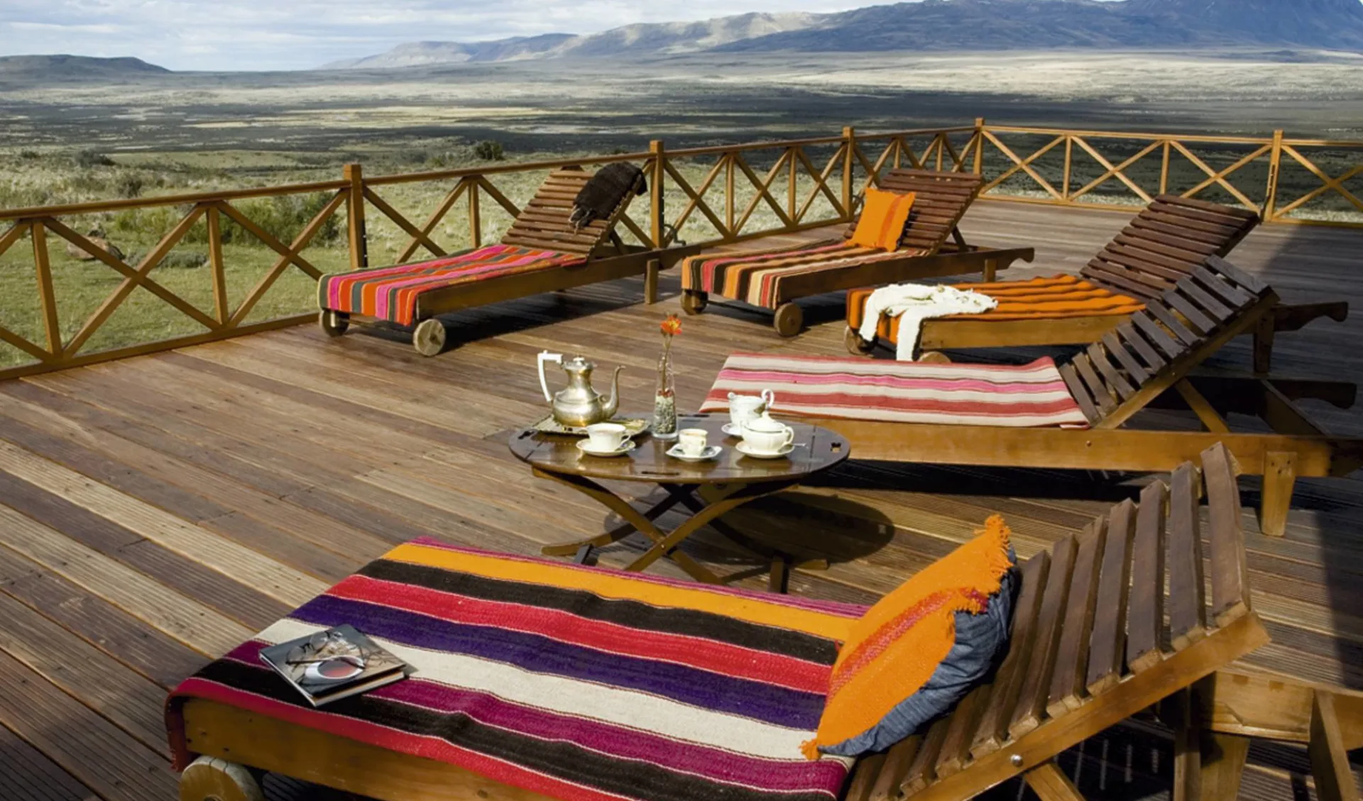 Eolo Hotel Patagonia in El Calafate:  Eolo Terrasse mit Liegestühlen und Nachmittagstee