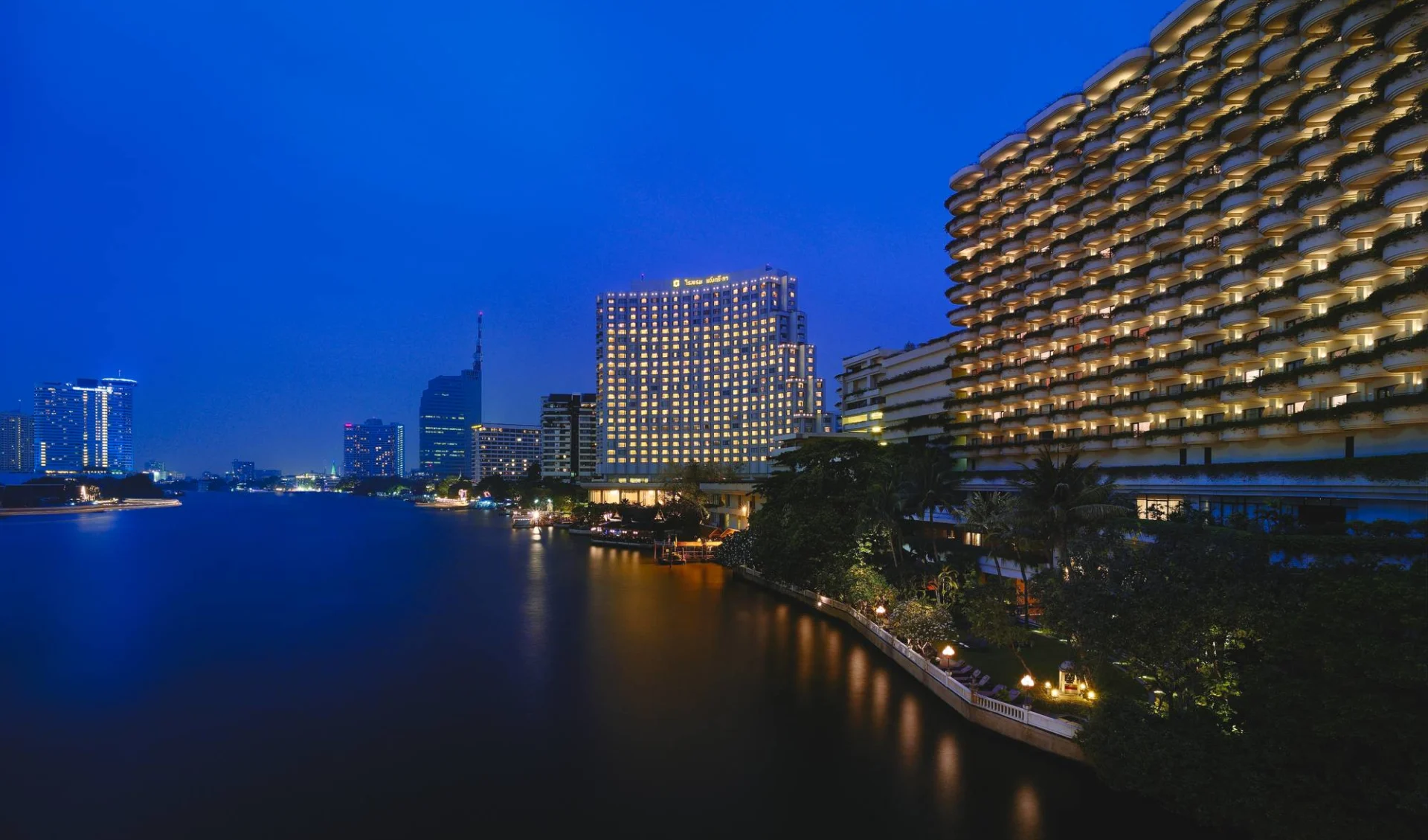 Shangri-La Bangkok: Exterior at Night