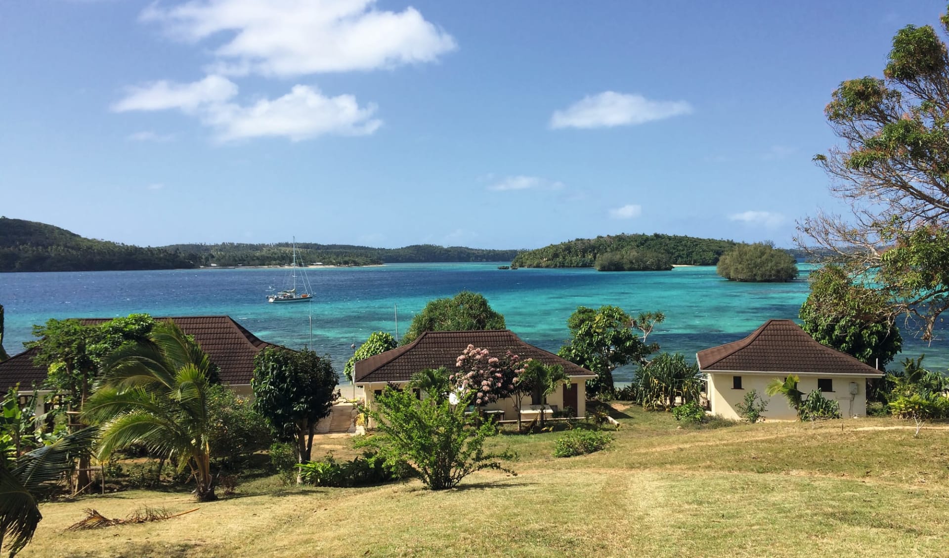 Reef Resort in Kapa Island:  Exterior Reef Resort Vavau Tonga - Blick auf die Bungalows und das Meer 2017