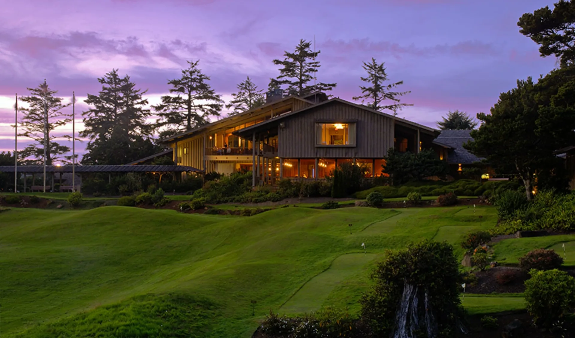 Salishan Coastal Lodge in Gleneden Beach:  Exterior_Salishan Resort_Aussenansicht abends_Tourmappers