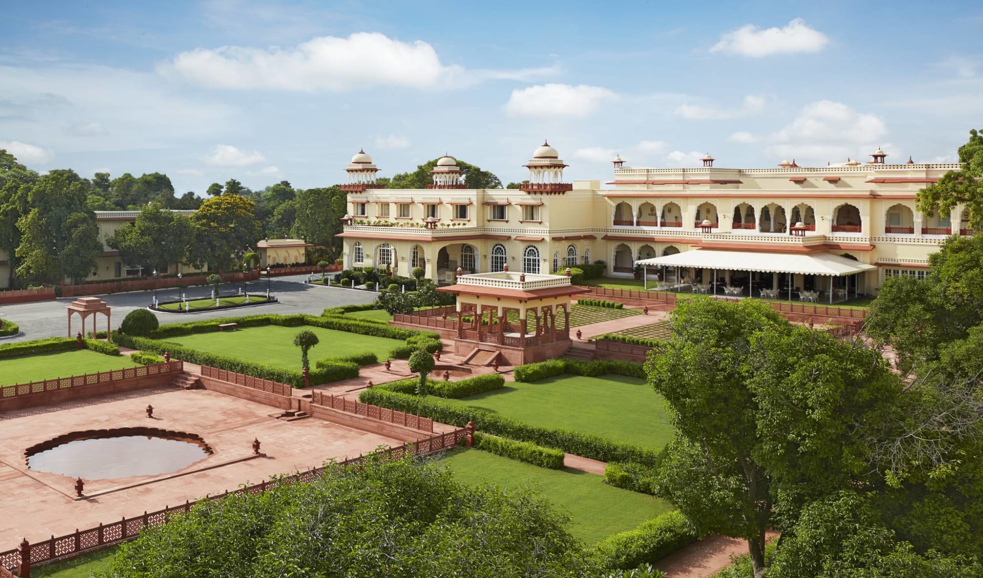 Jai Mahal Palace in Jaipur: Facade daylight