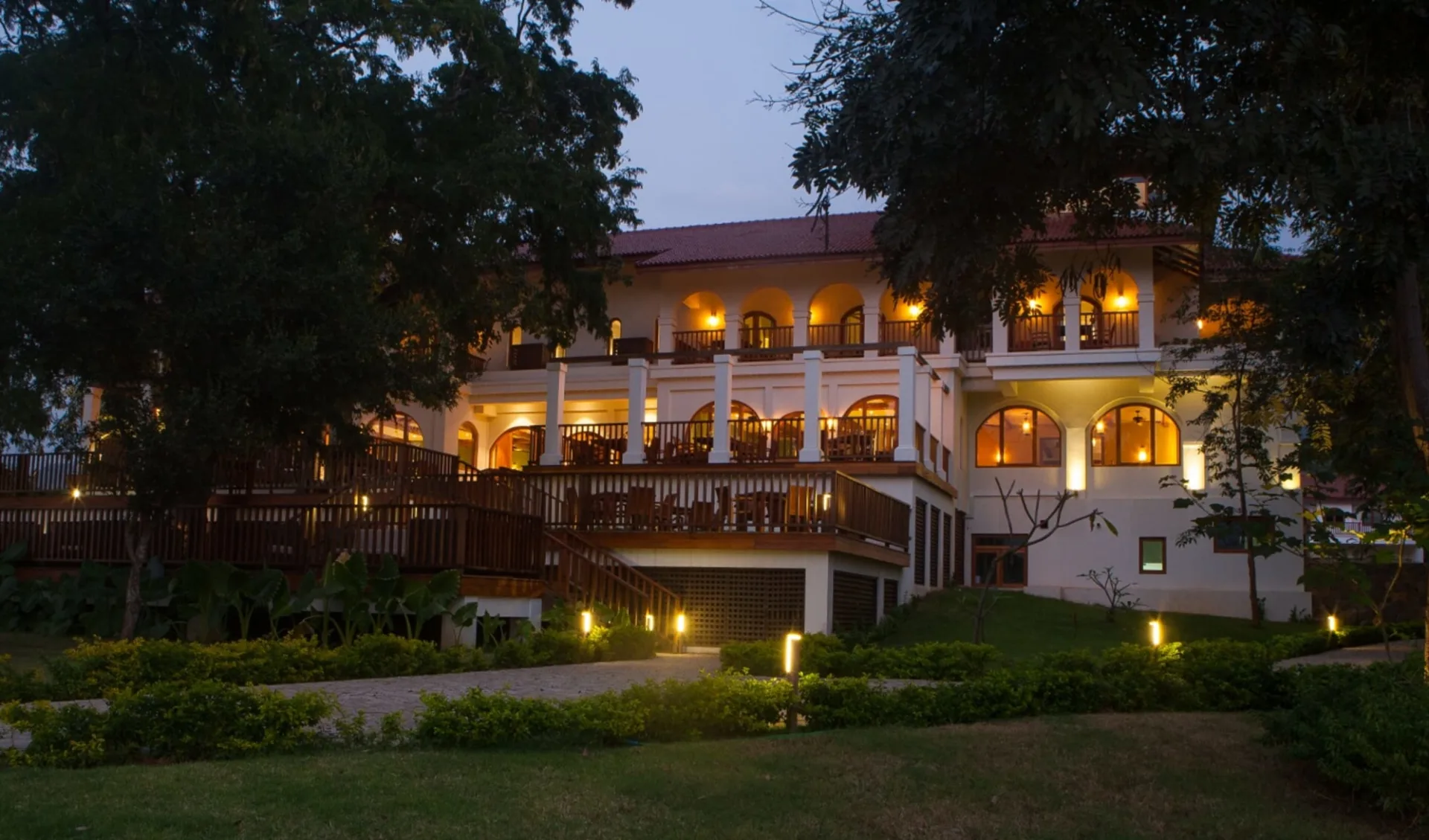 Sanctum Inle Resort in Inle Lake: facade lighted