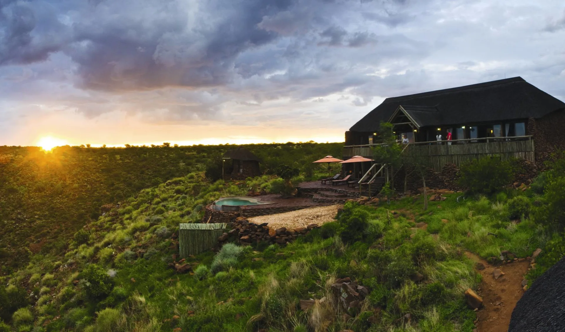 Grootberg Lodge in Damaraland: Exterior Grootberg Lodge Lodge von aussen mit Landschaft