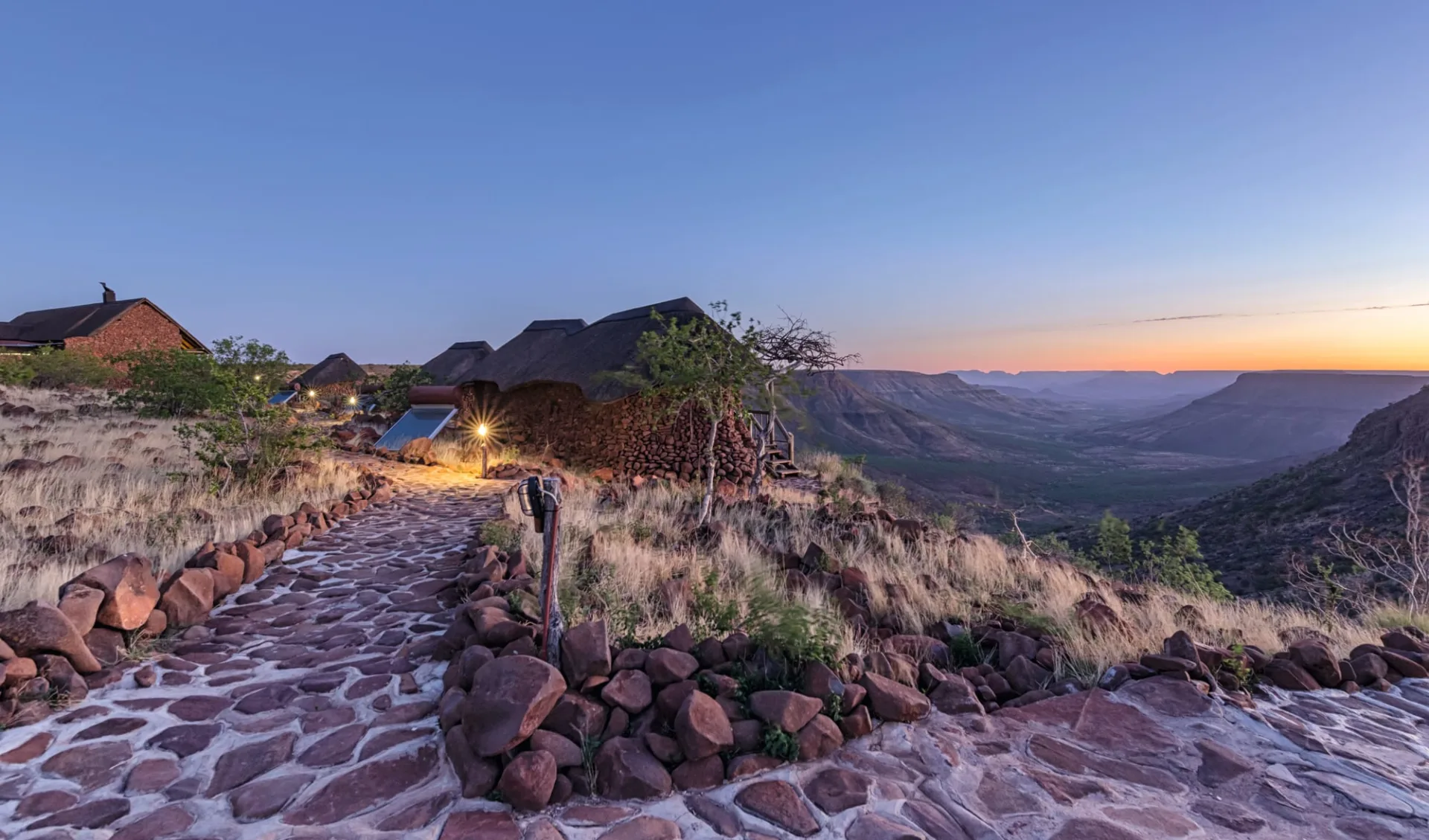 Grootberg Lodge in Damaraland: exterior Grootberg Mountain Lodge - Blick von den Chalets