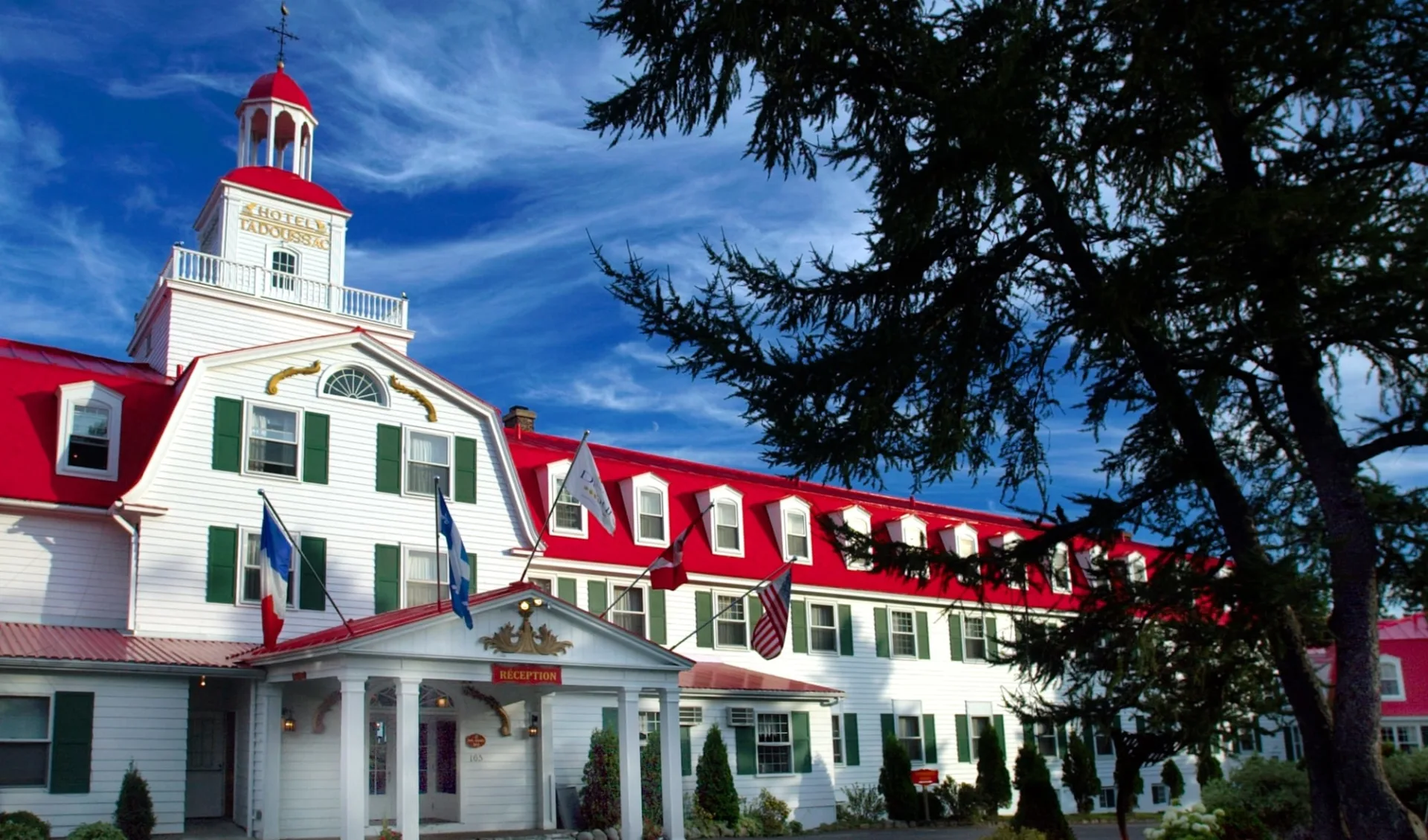 Hotel Tadoussac: exterior_Hotel Tadoussac_MainEntrance (1)