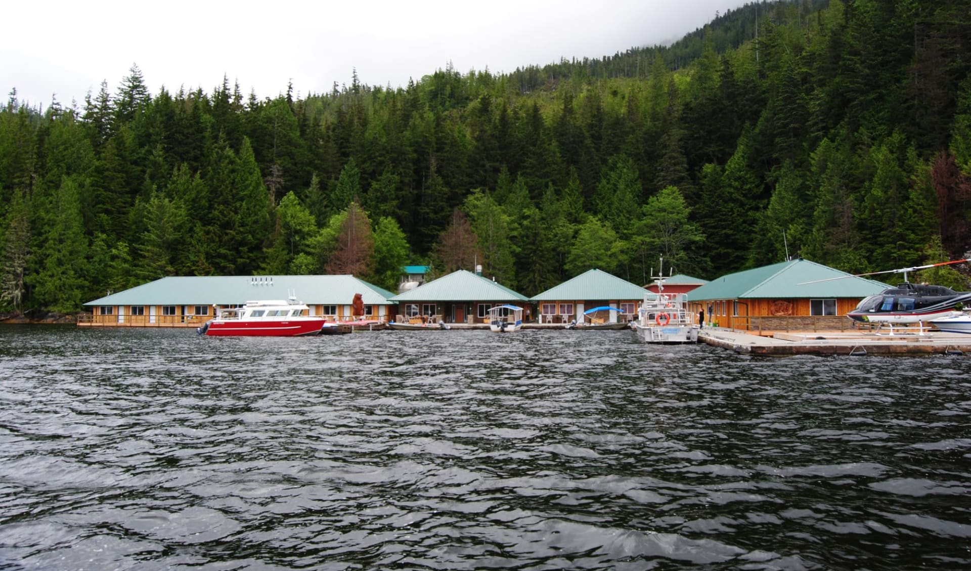 Bärenbeobachtung Knight Inlet Lodge 4 Tage ab Campbell River: exterior: Knight Inlet Lodge - Lodge vom Wasser